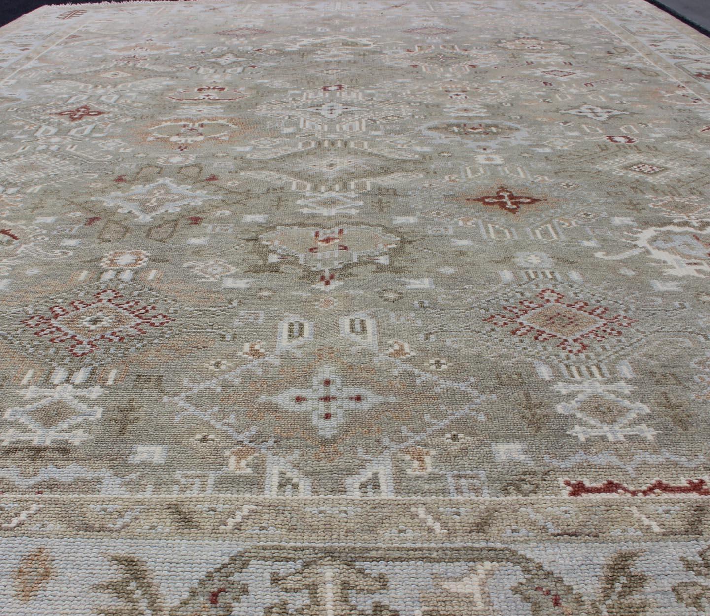 Moderner moderner Oushak Tribal Designed Teppich in Grün, Tan, Lt. Rot, Rostrot und Blau (Wolle) im Angebot