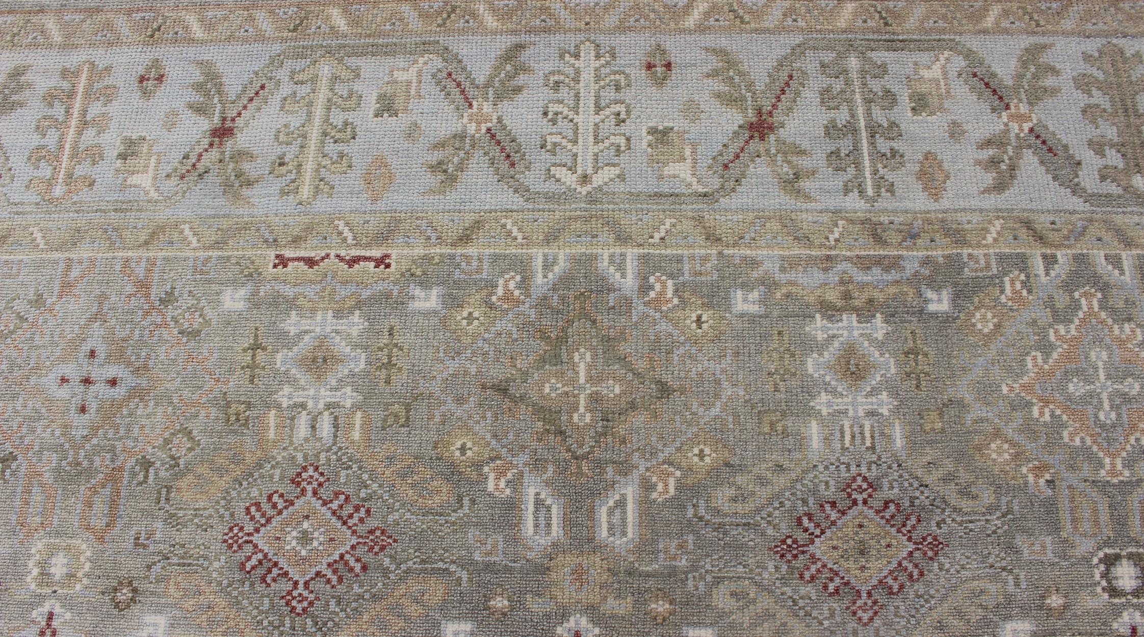 Moderner moderner Oushak Tribal Designed Teppich in Grün, Tan, Lt. Rot, Rostrot und Blau im Angebot 2
