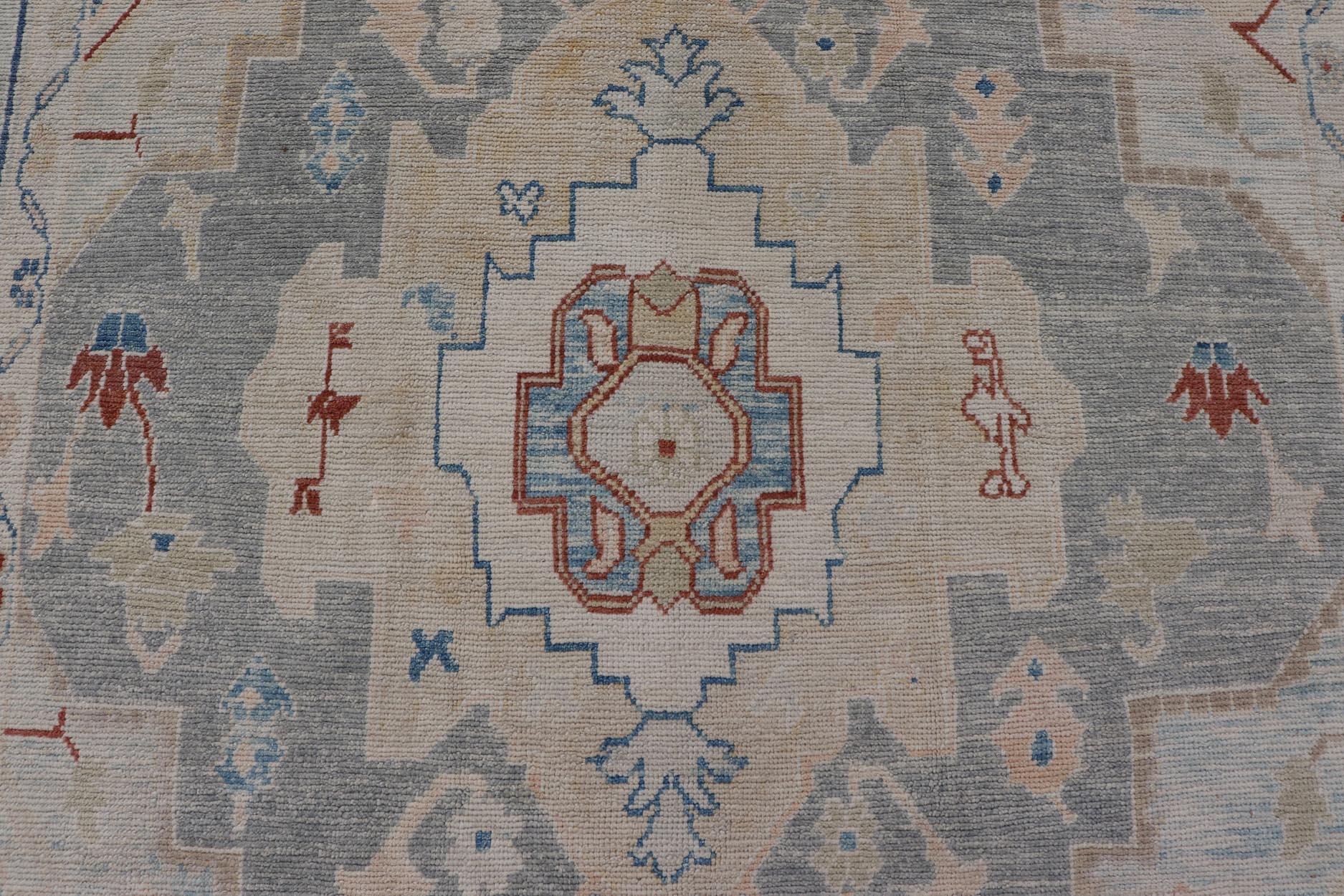 Moderner türkischer Oushak-Teppich mit Allover-Design in Hellblau, Elfenbein und Rot  (Handgeknüpft) im Angebot