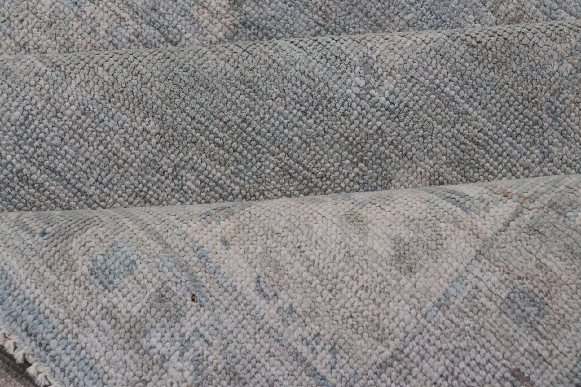 Oushak moderno con fondo azul claro y gris con medallón y motivos tribales en venta 3