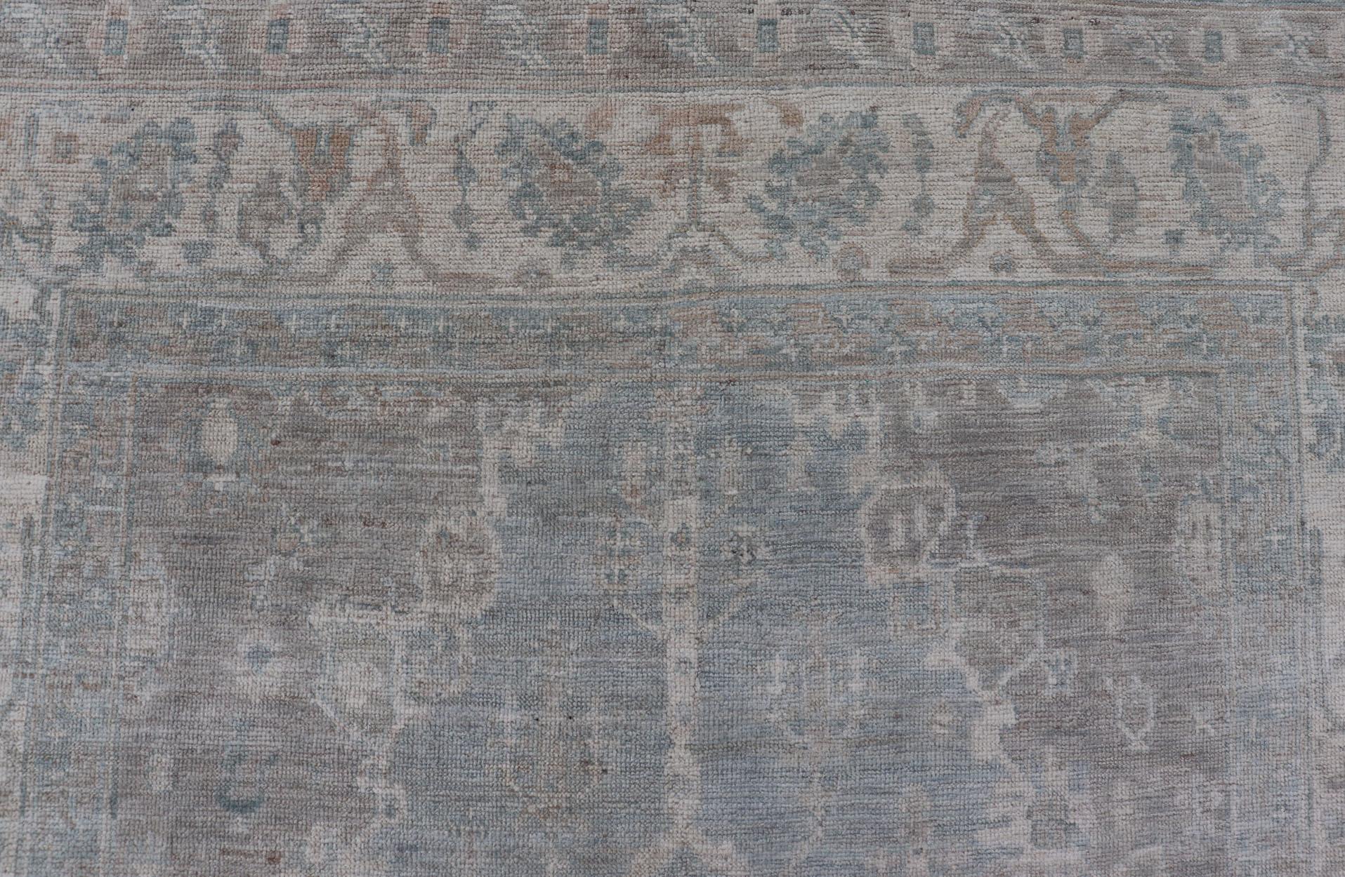 Oushak moderno con fondo azul claro y gris con medallón y motivos tribales Afgano en venta
