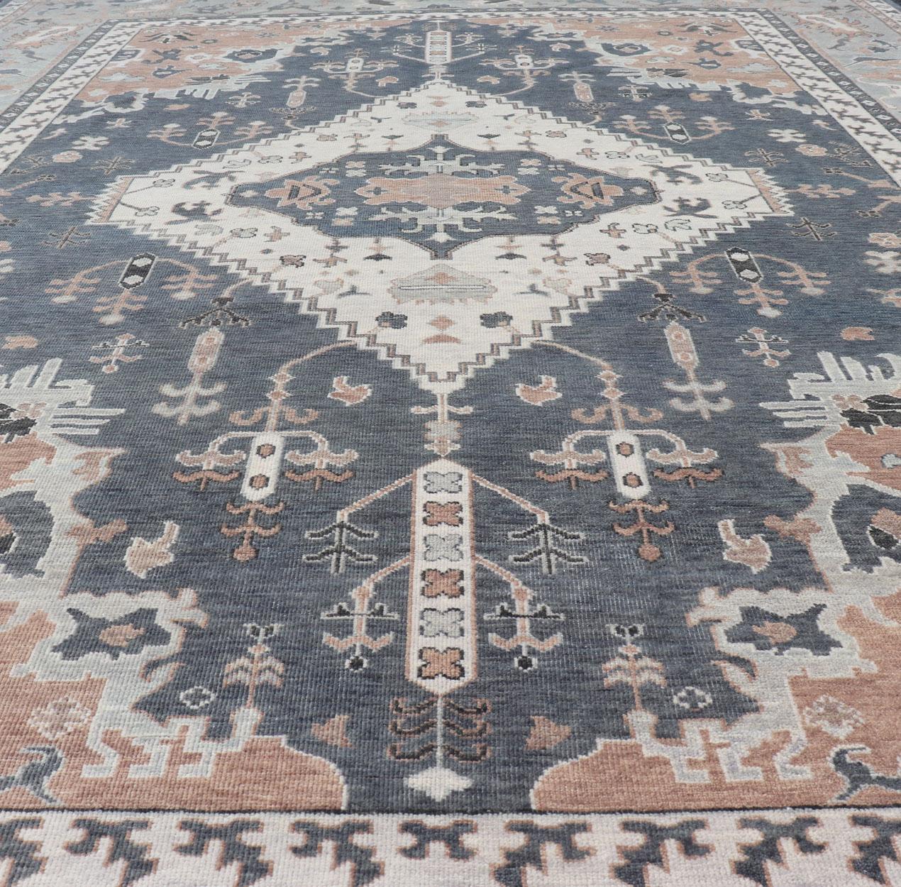 Modernes Oushak mit botanischem Design von Keivan Woven Arts 
Maße 9'0 x 12'4
Herkunftsland: Indien; Art: Oushak;  Design/One: All-Over, Botanisch, Motiv; Keivan Woven Arts: Teppich IN-TVN-1093; Indischer Oushak aus Wolle mit botanischem Muster in