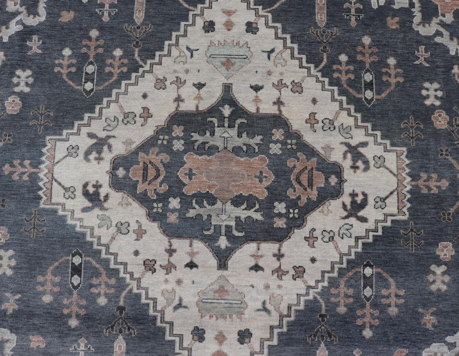 Indiano Oushak moderno con design botanico di Keivan Woven Arts in vendita