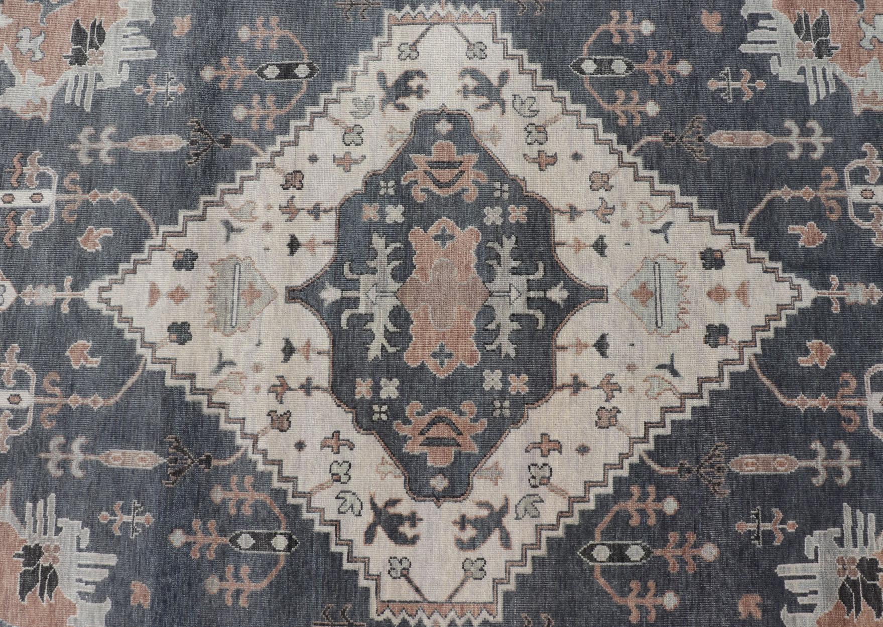 Annodato a mano Oushak moderno con design botanico di Keivan Woven Arts in vendita