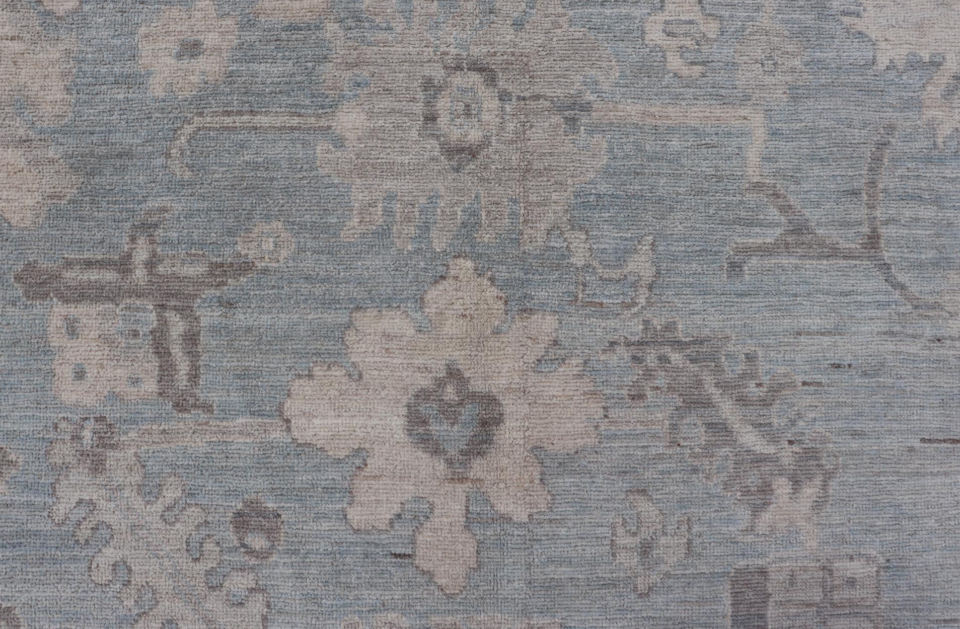 Moderner moderner Oushak mit Blumen- und Stammesmotiven in Creme, Grau und Pulverblau im Angebot 3