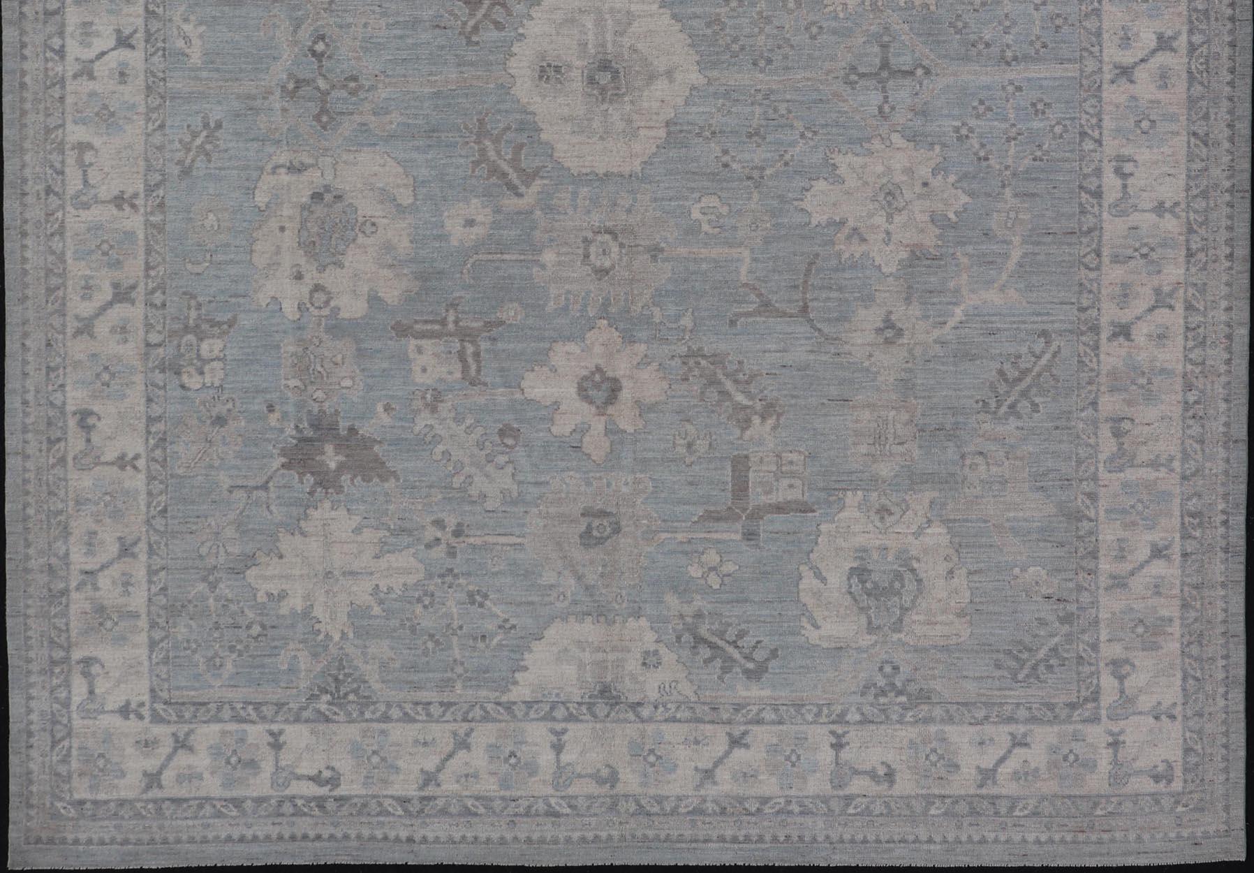 Moderner moderner Oushak mit Blumen- und Stammesmotiven in Creme, Grau und Pulverblau (Handgeknüpft) im Angebot