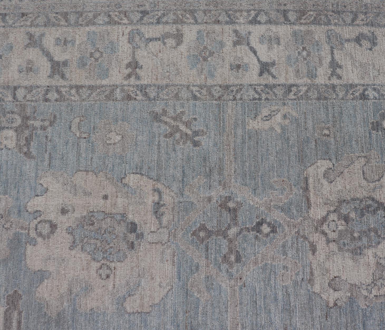 Moderner moderner Oushak mit Blumen- und Stammesmotiven in Creme, Grau und Pulverblau im Angebot 1