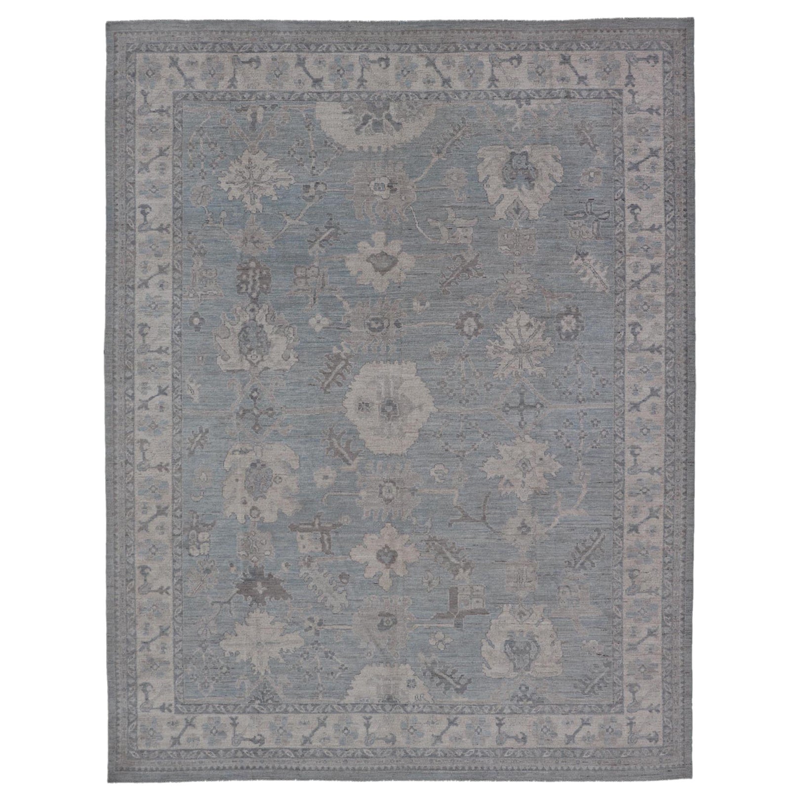 Moderner moderner Oushak mit Blumen- und Stammesmotiven in Creme, Grau und Pulverblau