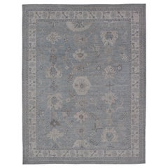 Moderner moderner Oushak mit Blumen- und Stammesmotiven in Creme, Grau und Pulverblau