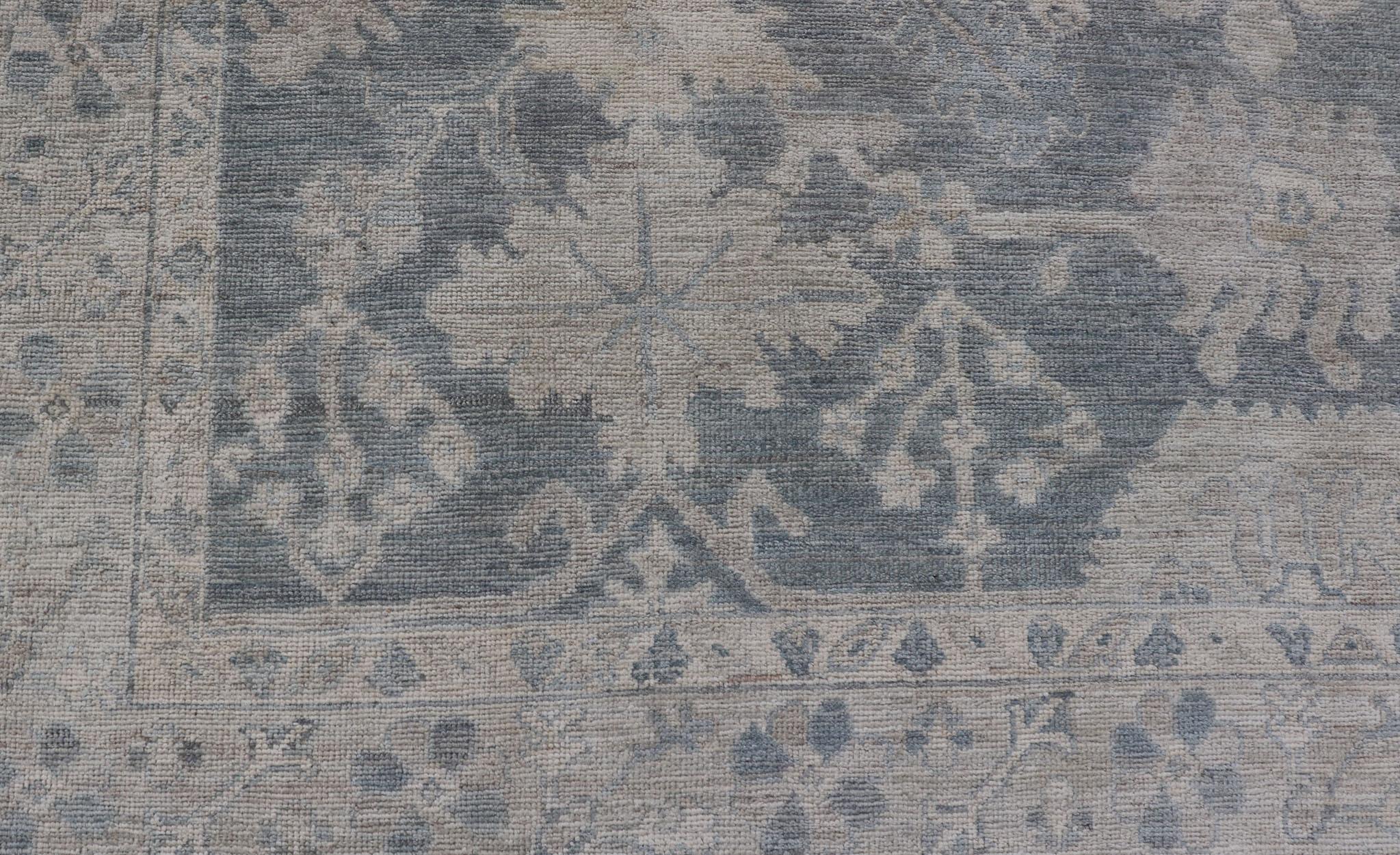 Moderner Oushak mit großen Blumenmotiven in Creme, Blau und Stahlblau im Zustand „Hervorragend“ im Angebot in Atlanta, GA
