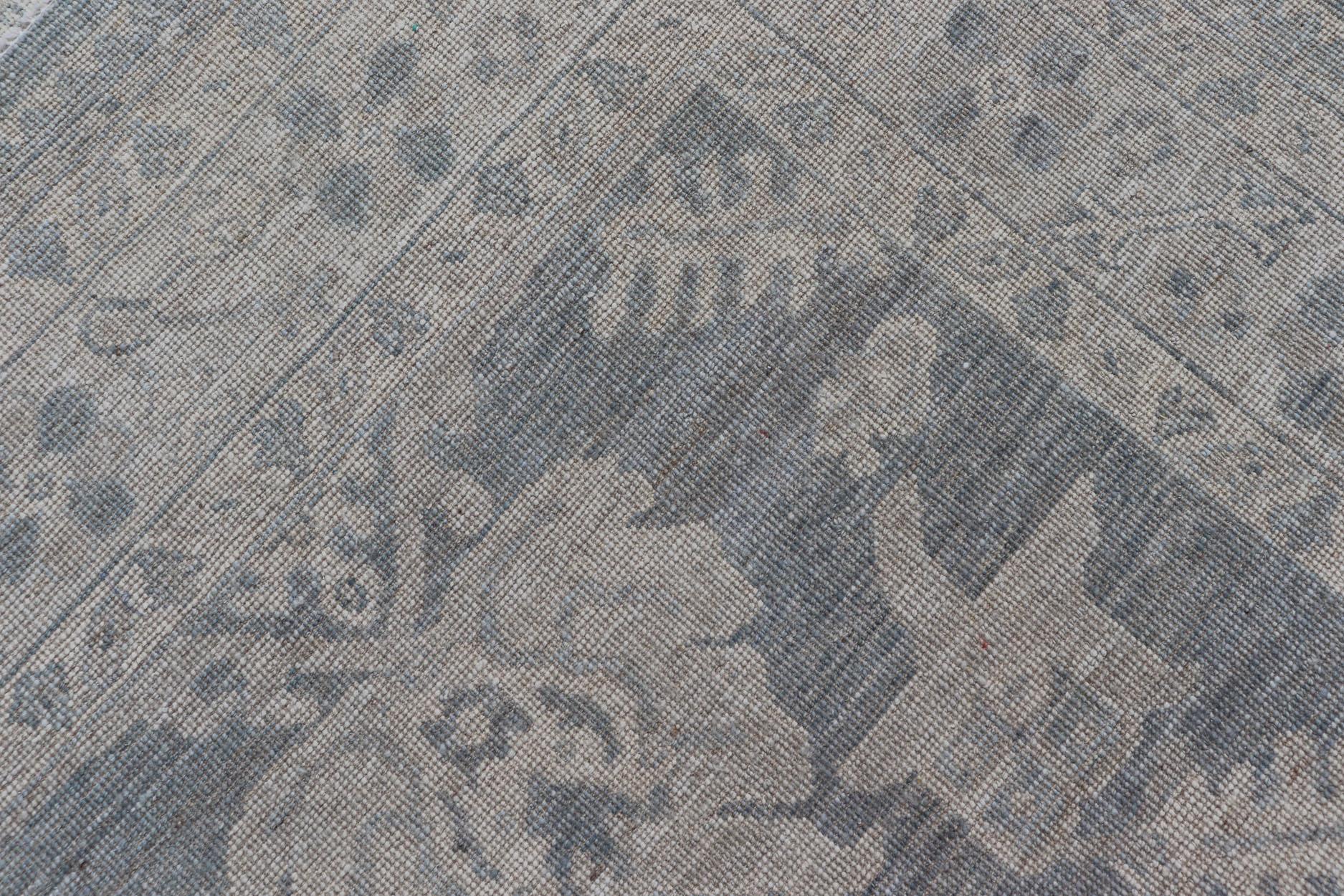Moderner Oushak mit großen Blumenmotiven in Creme, Blau und Stahlblau im Angebot 2