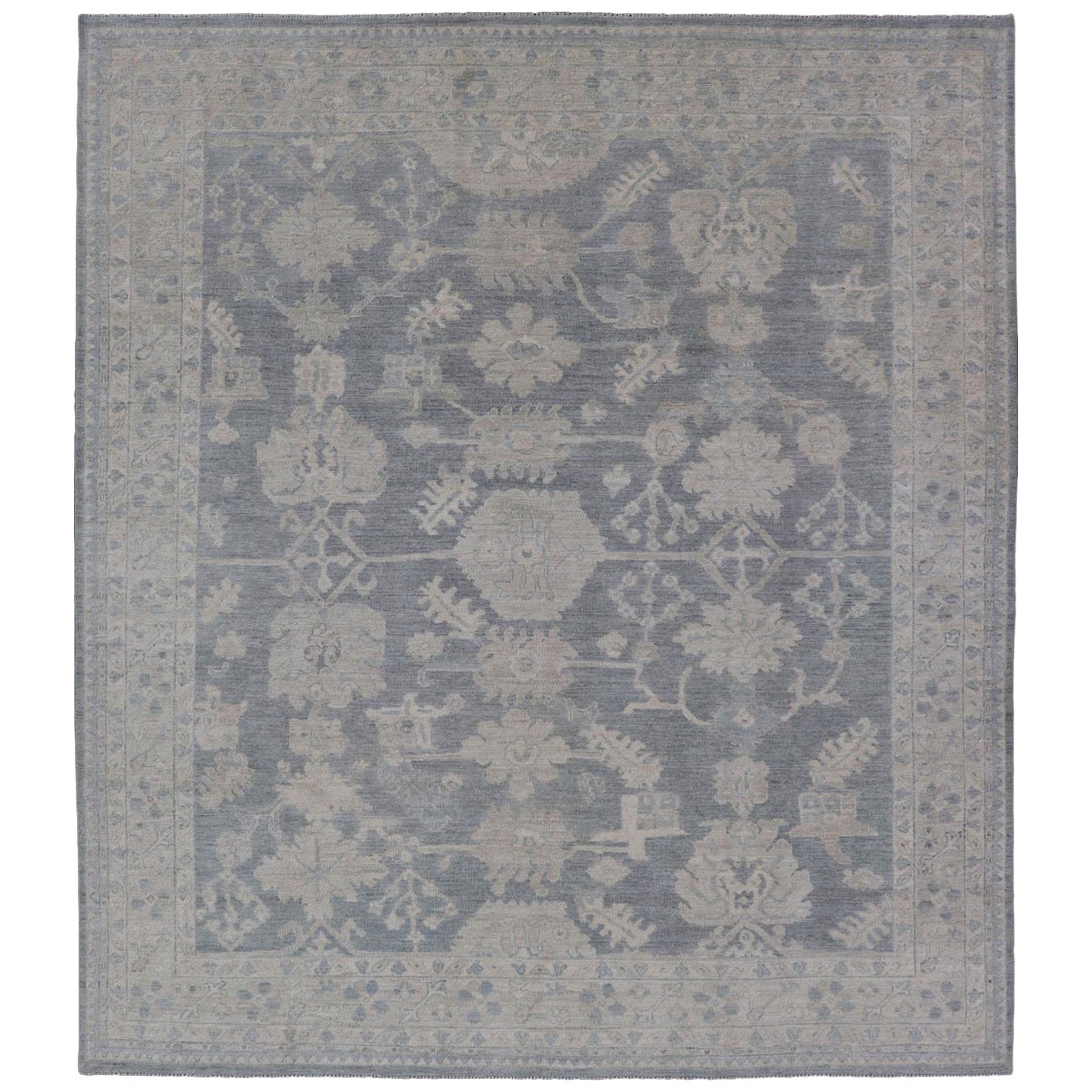 Oushak moderne avec de grands motifs floraux avec des motifs crème, bleu et bleu acier en vente