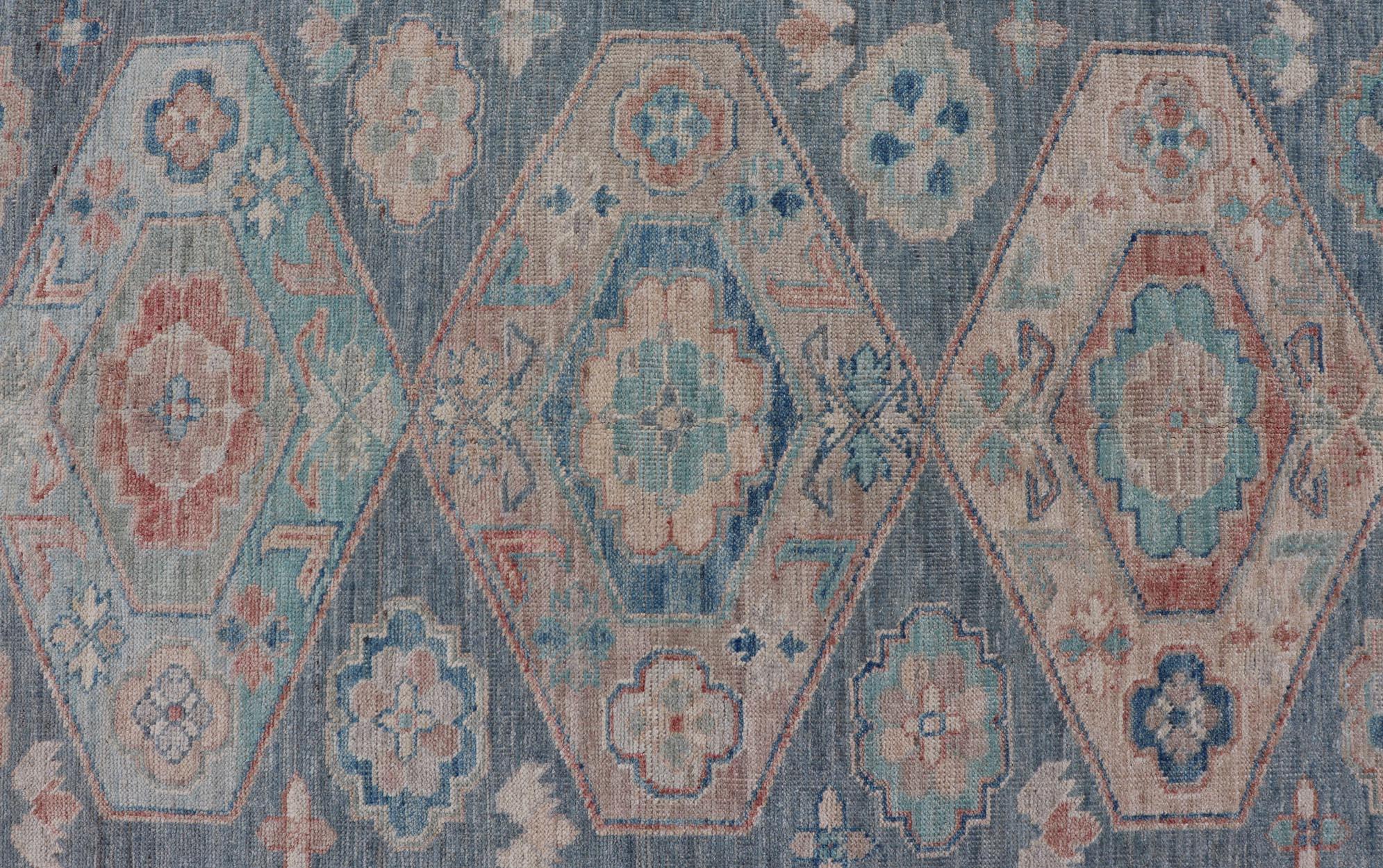 Moderner moderner Oushak mit großem Medaillonmuster auf einem blaugrauen Feld (Wolle) im Angebot