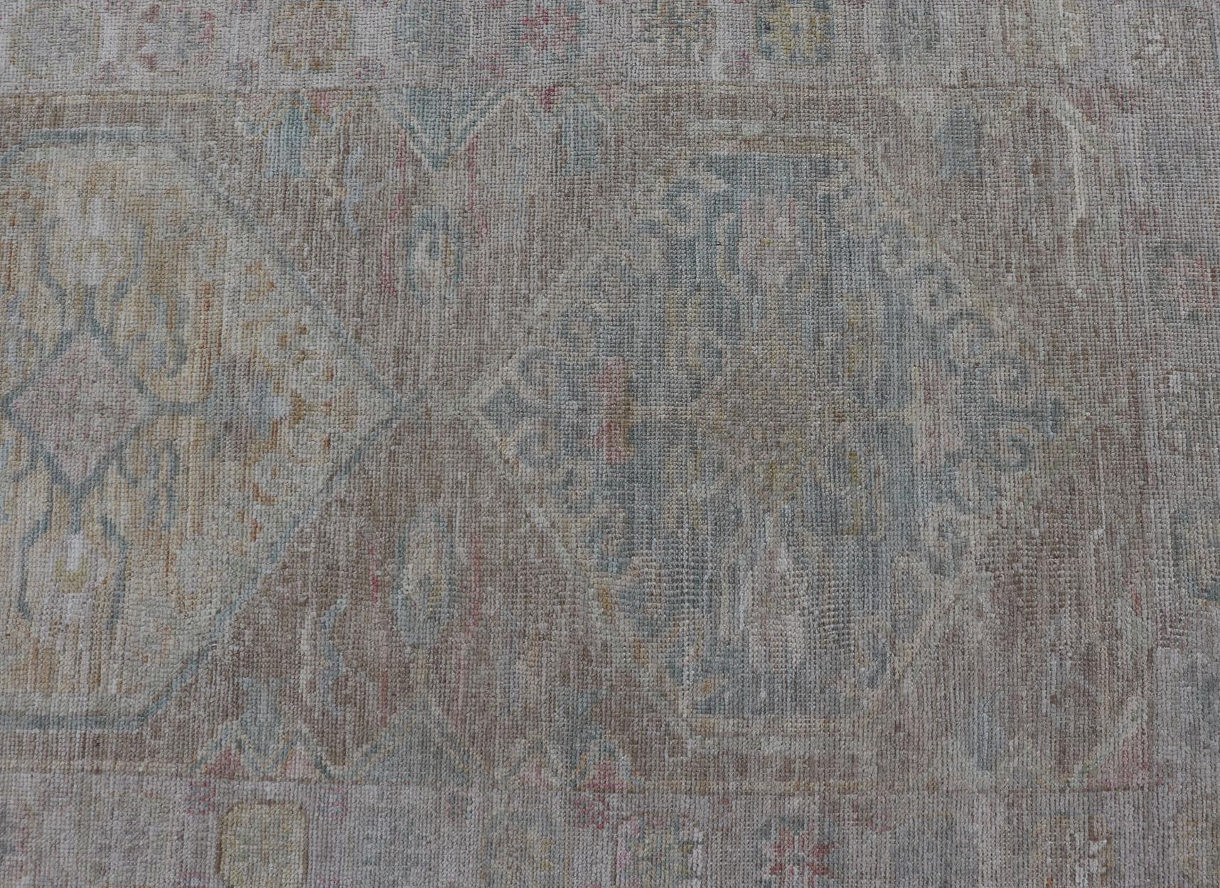 Moderner Oushak mit heller Koralle und blauen Motiven auf hellem taupefarbenem Hintergrund im Angebot 3