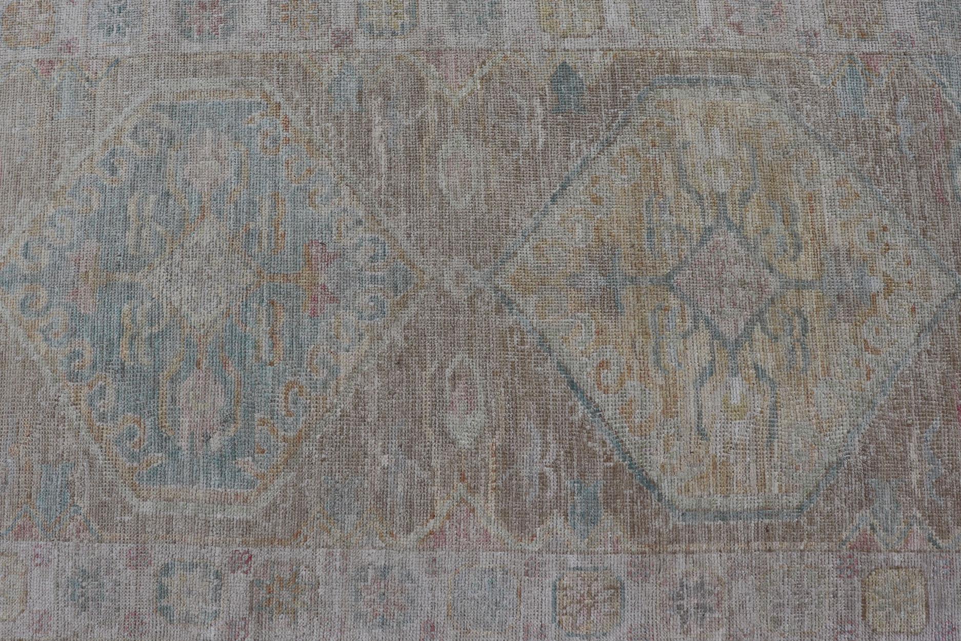 Moderner Oushak mit heller Koralle und blauen Motiven auf hellem taupefarbenem Hintergrund im Angebot 4