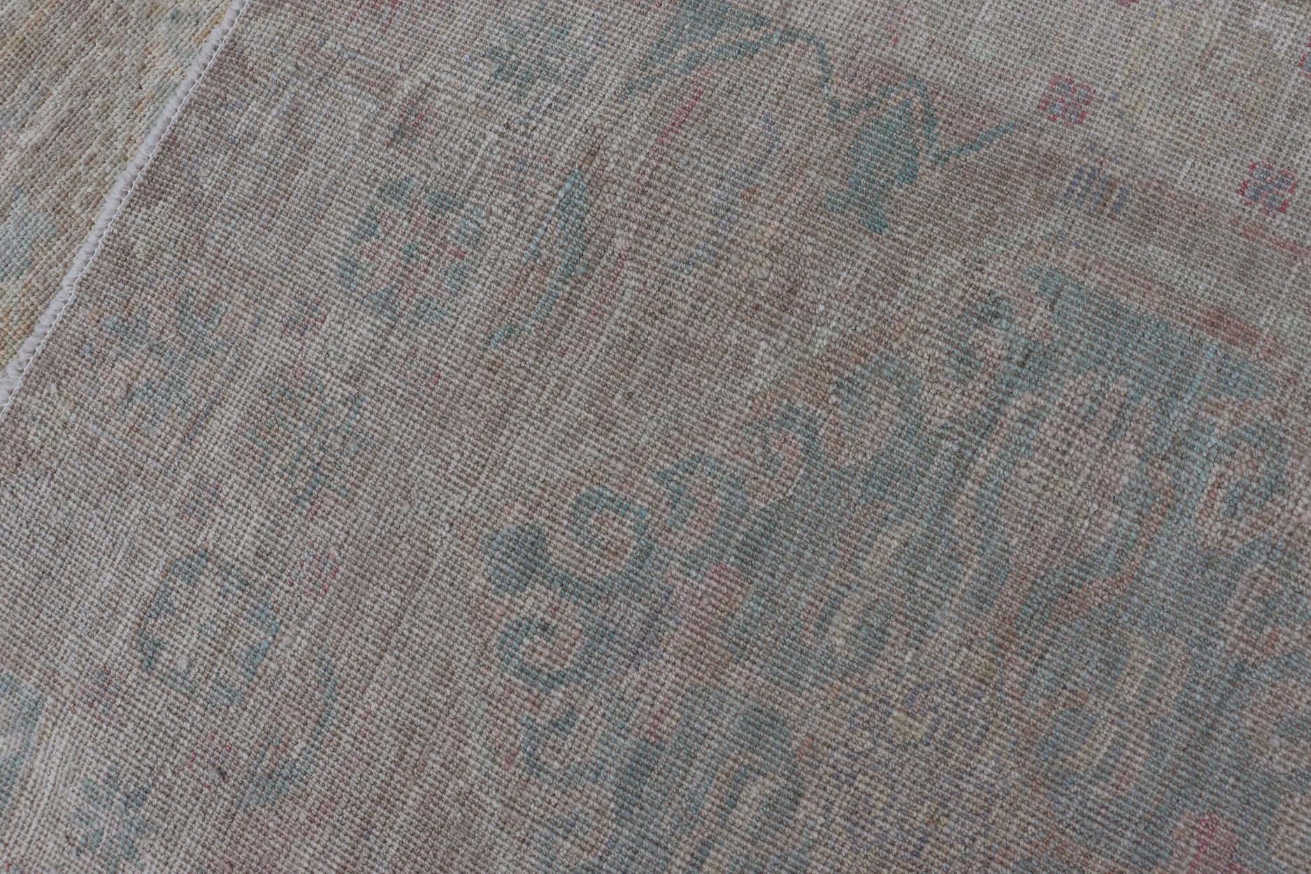 Moderner Oushak mit heller Koralle und blauen Motiven auf hellem taupefarbenem Hintergrund im Angebot 6