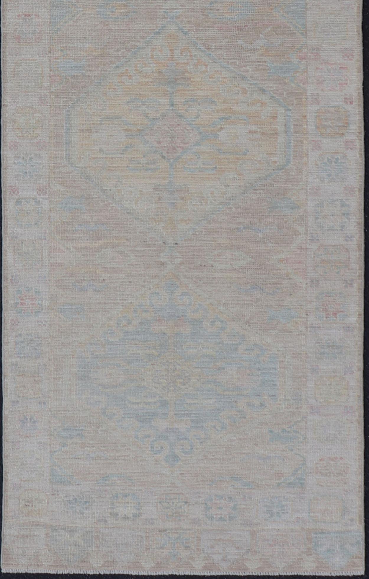 Moderner Oushak mit heller Koralle und blauen Motiven auf hellem taupefarbenem Hintergrund (Afghanisch) im Angebot