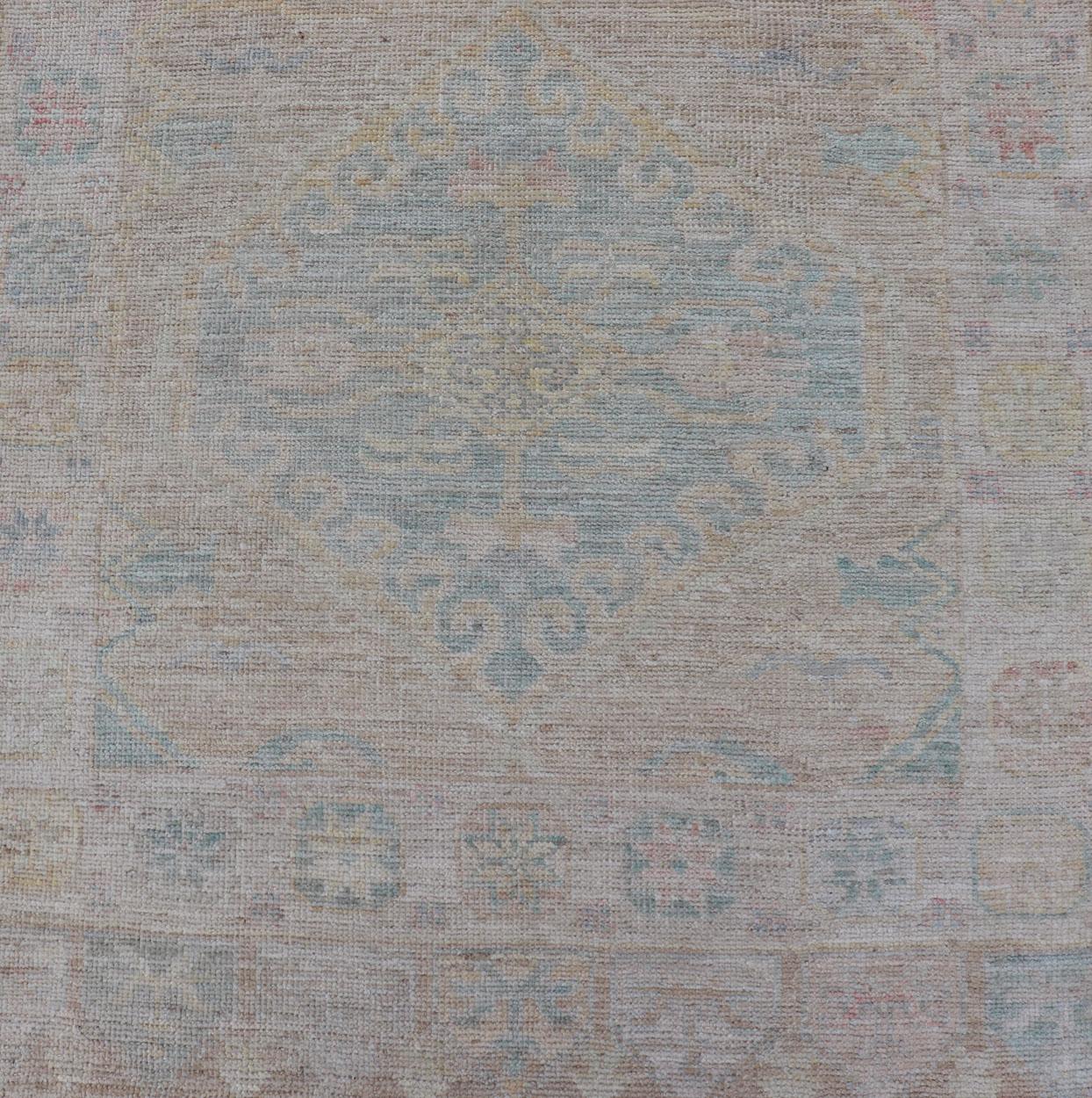 Moderner Oushak mit heller Koralle und blauen Motiven auf hellem taupefarbenem Hintergrund im Angebot 1