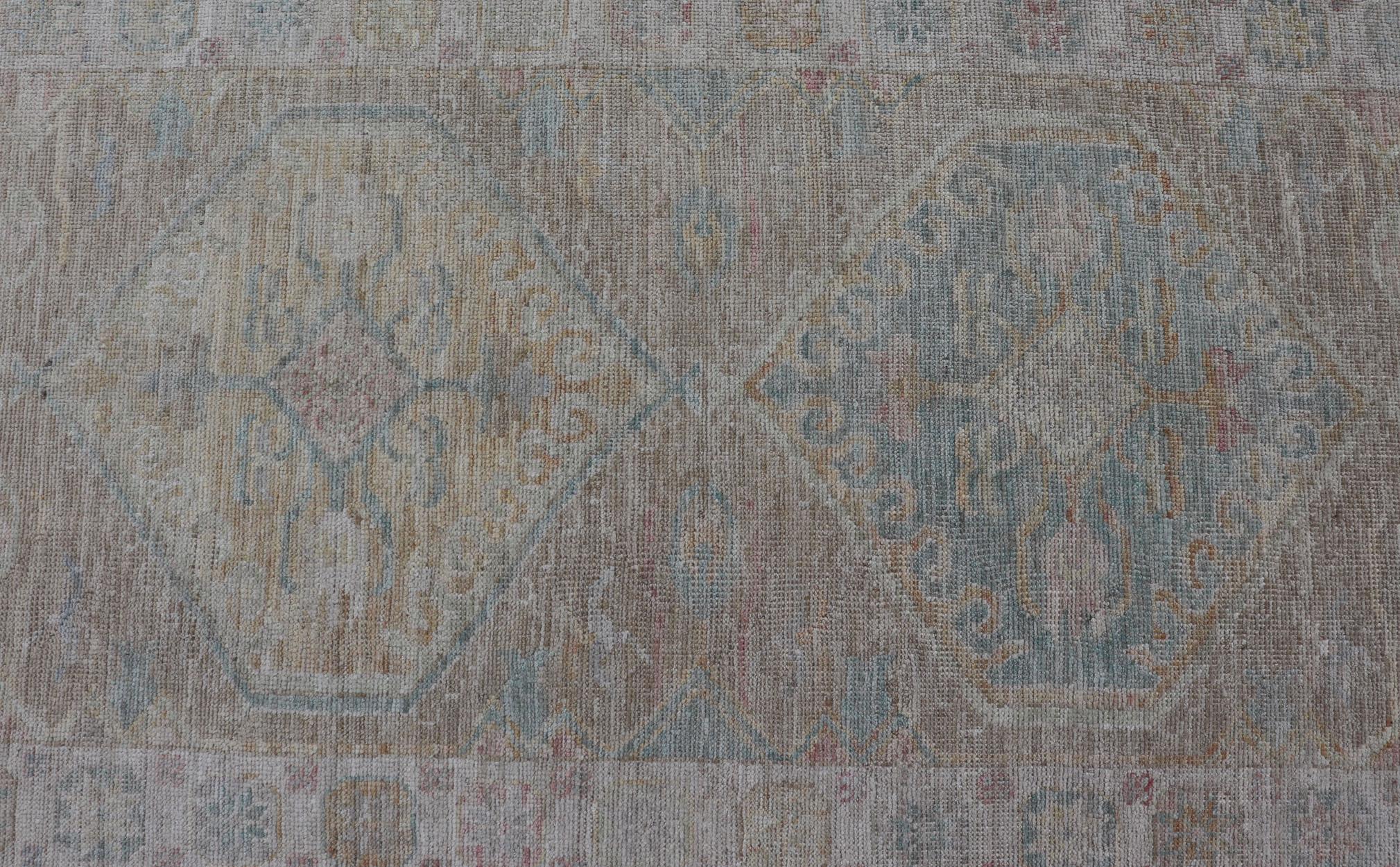Moderner Oushak mit heller Koralle und blauen Motiven auf hellem taupefarbenem Hintergrund im Angebot 2