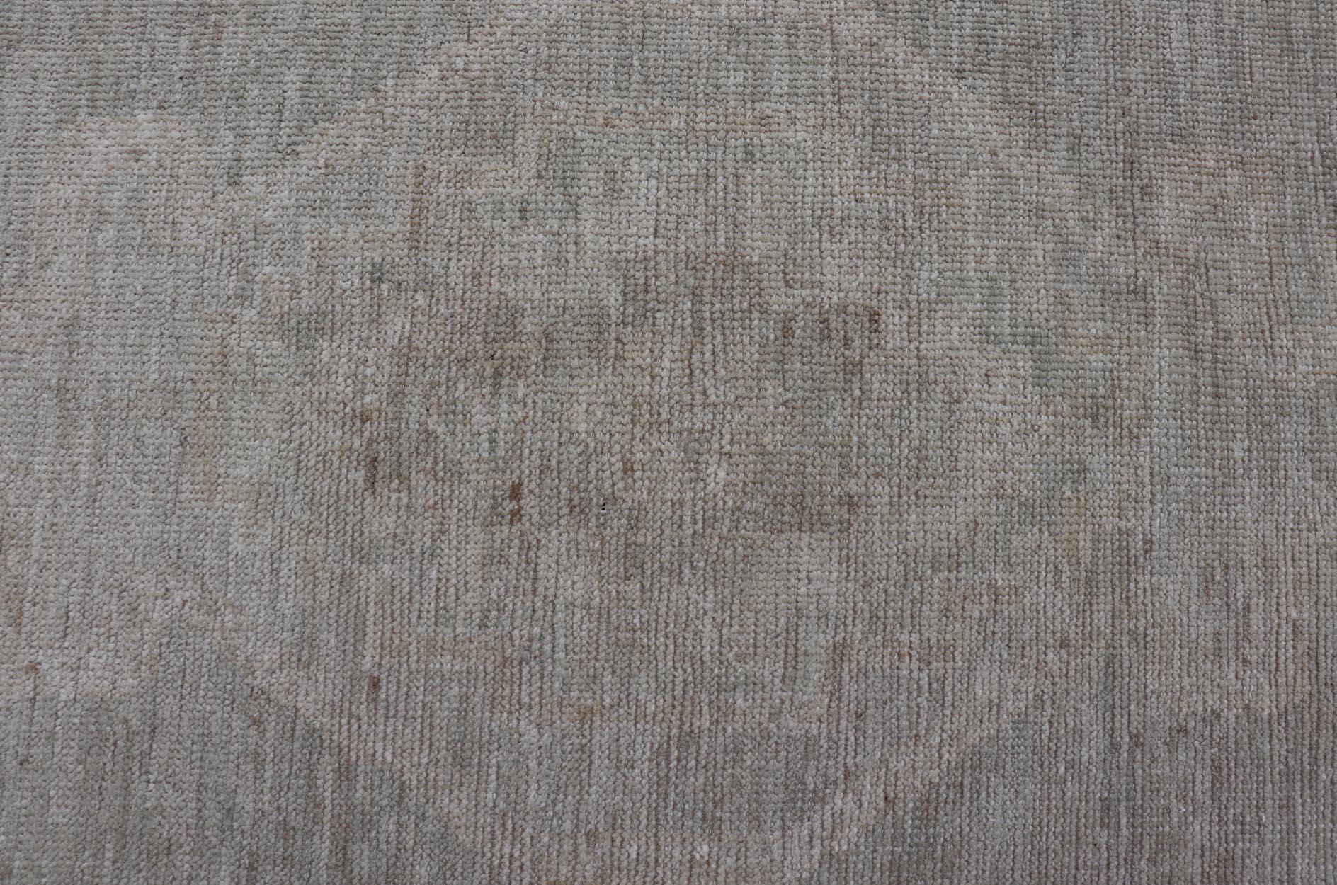 Afghano Oushak moderno con sfondo grigio sporco e un grande medaglione tribale in crema in vendita