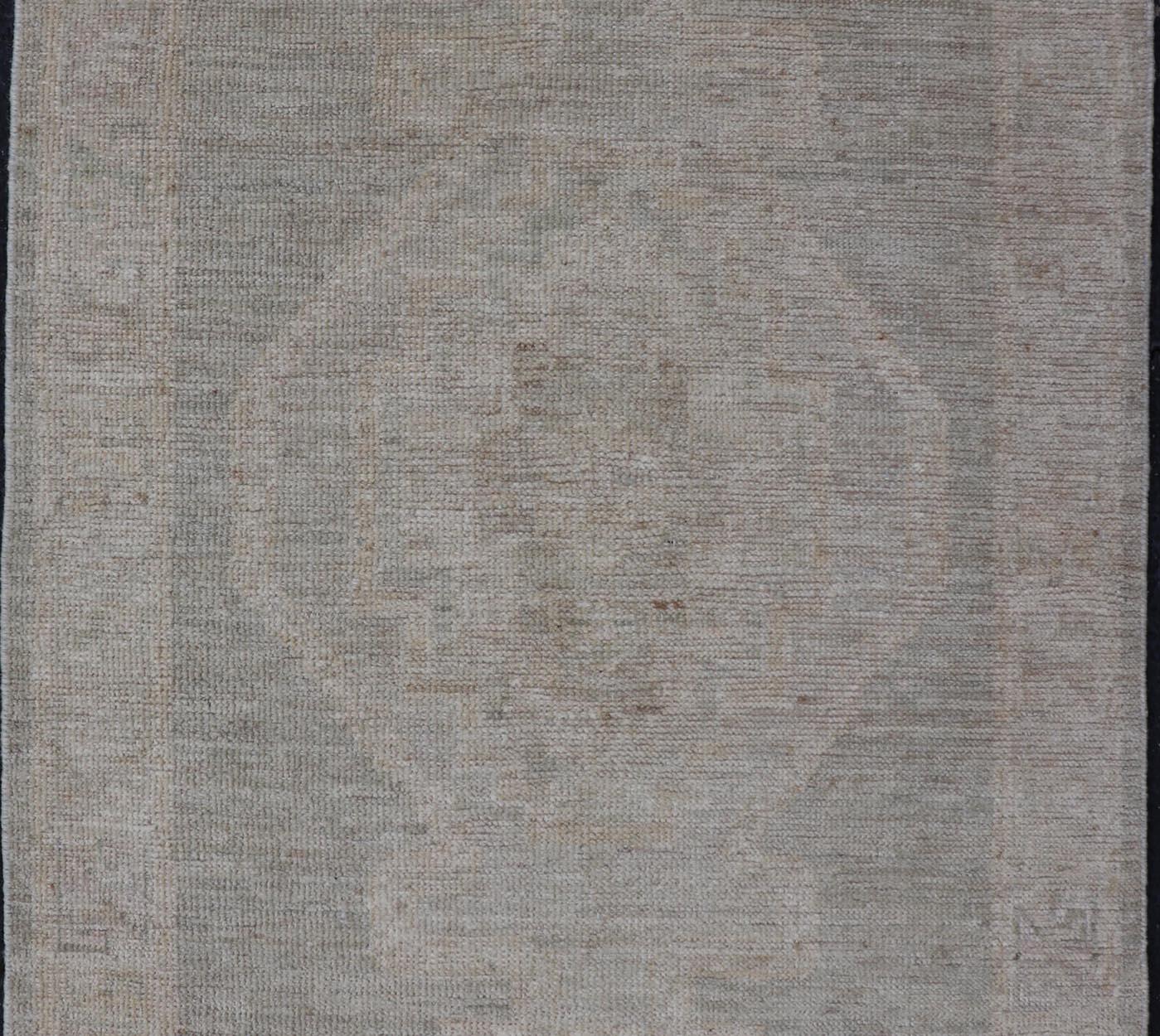 Oushak moderno con sfondo grigio sporco e un grande medaglione tribale in crema In condizioni Nuovo in vendita a Atlanta, GA