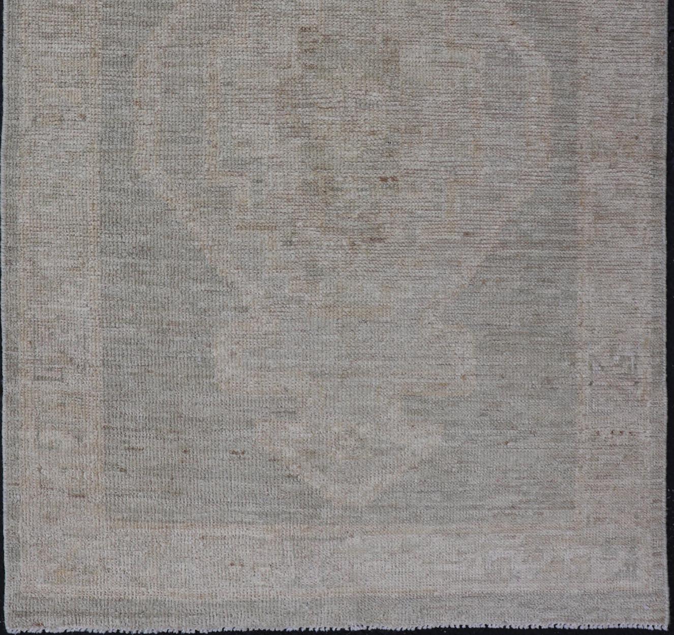 XXI secolo e contemporaneo Oushak moderno con sfondo grigio sporco e un grande medaglione tribale in crema in vendita