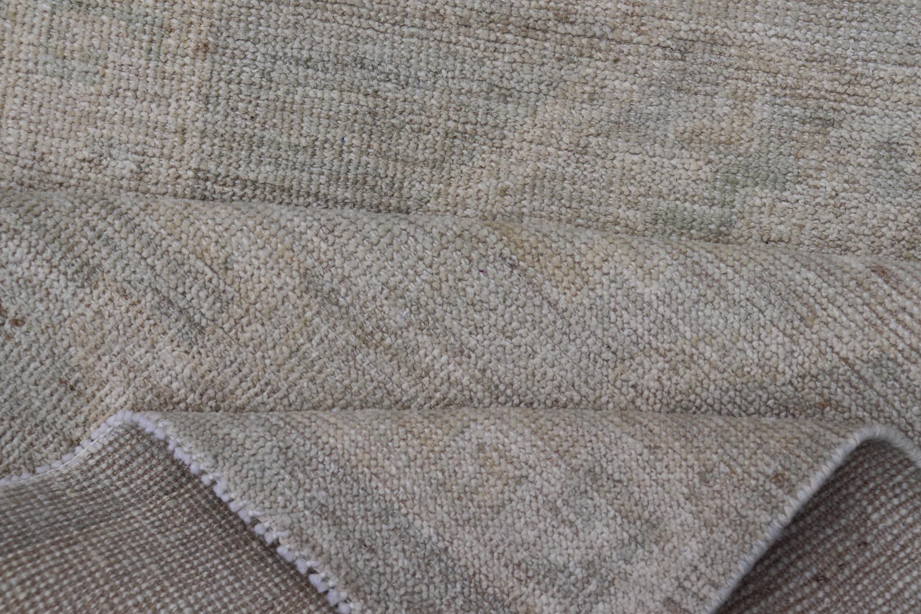 Oushak moderno con sfondo grigio sporco e un grande medaglione tribale in crema in vendita 1