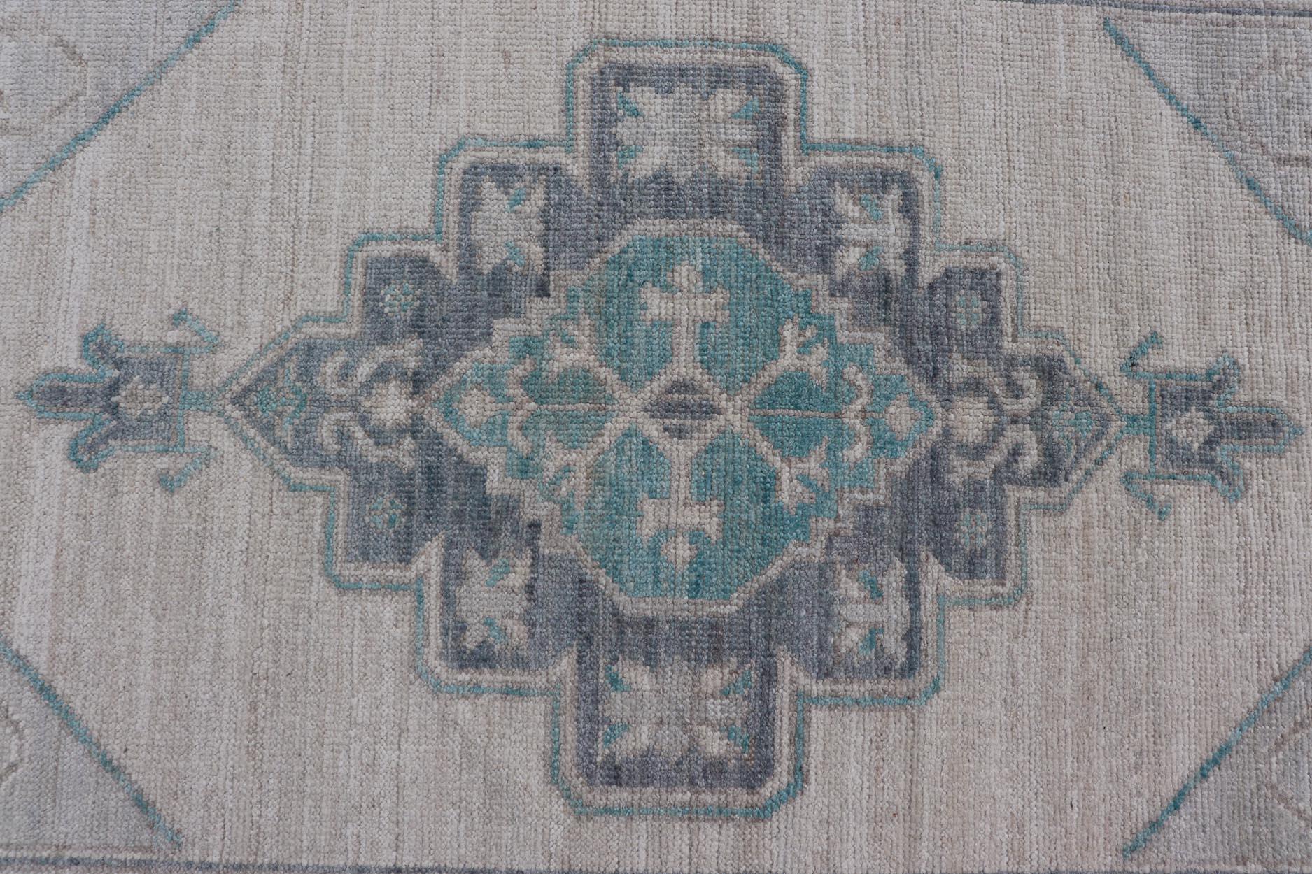Modern Oushak with Off White Background with A Large Tribal Medallion in Teal  In New Condition For Sale In Atlanta, GA