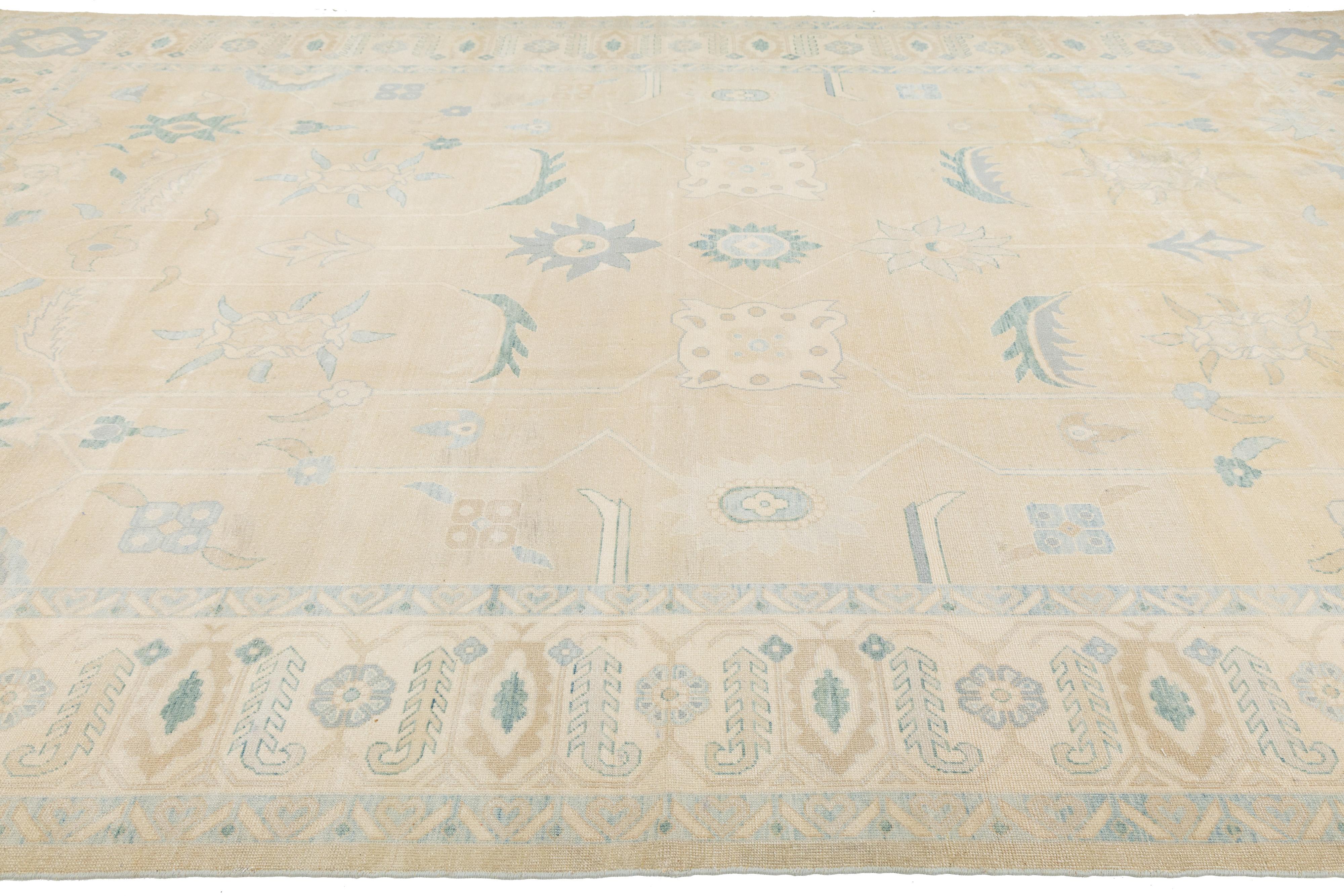 Tappeto moderno in lana Oushak annodato a mano di colore beige con disegno botanico in vendita 3