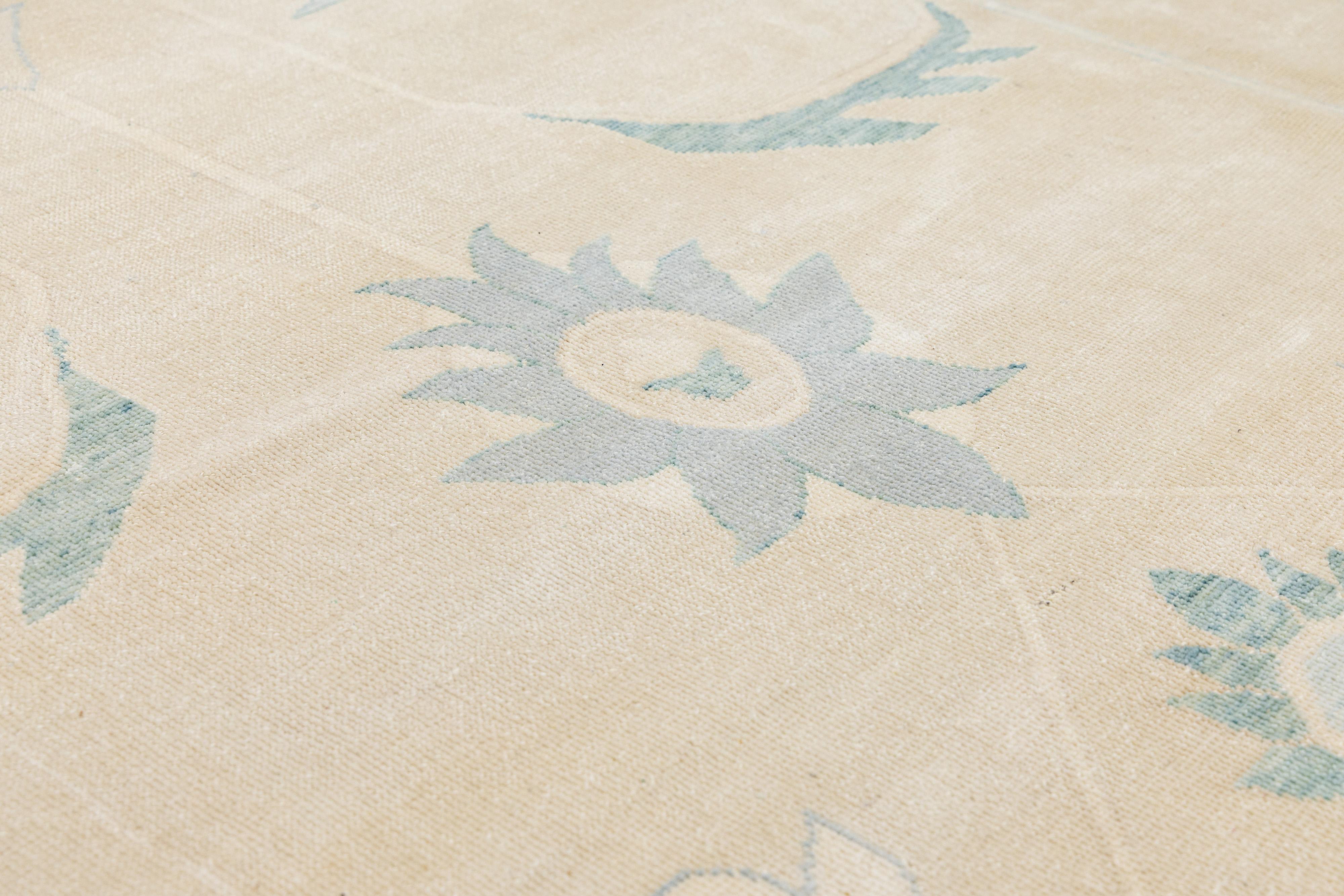 Tappeto moderno in lana Oushak annodato a mano di colore beige con disegno botanico in vendita 4