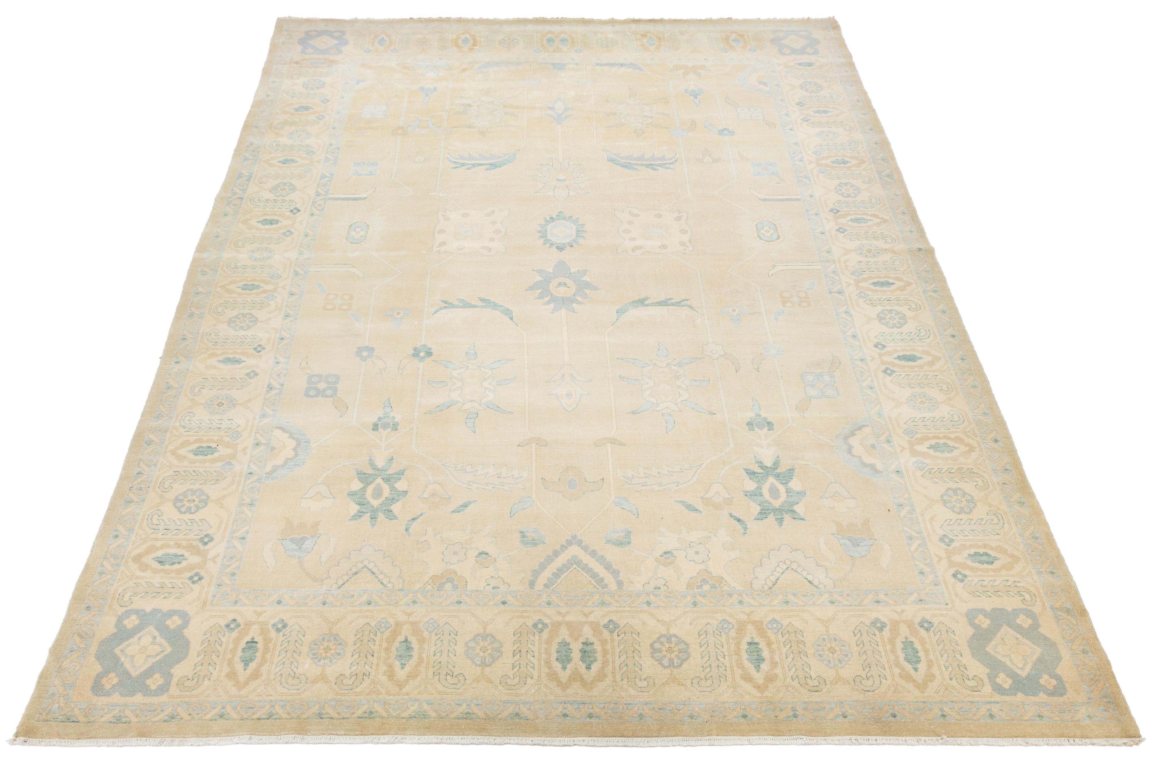 Tessuto a mano in Egitto con lana di alta qualità, questo moderno tappeto Oushak presenta una raffinata tavolozza di blu chiaro, beige e verde salvia. Il suo design simmetrico floreale e geometrico si ispira alle classiche tradizioni turche Oushak,