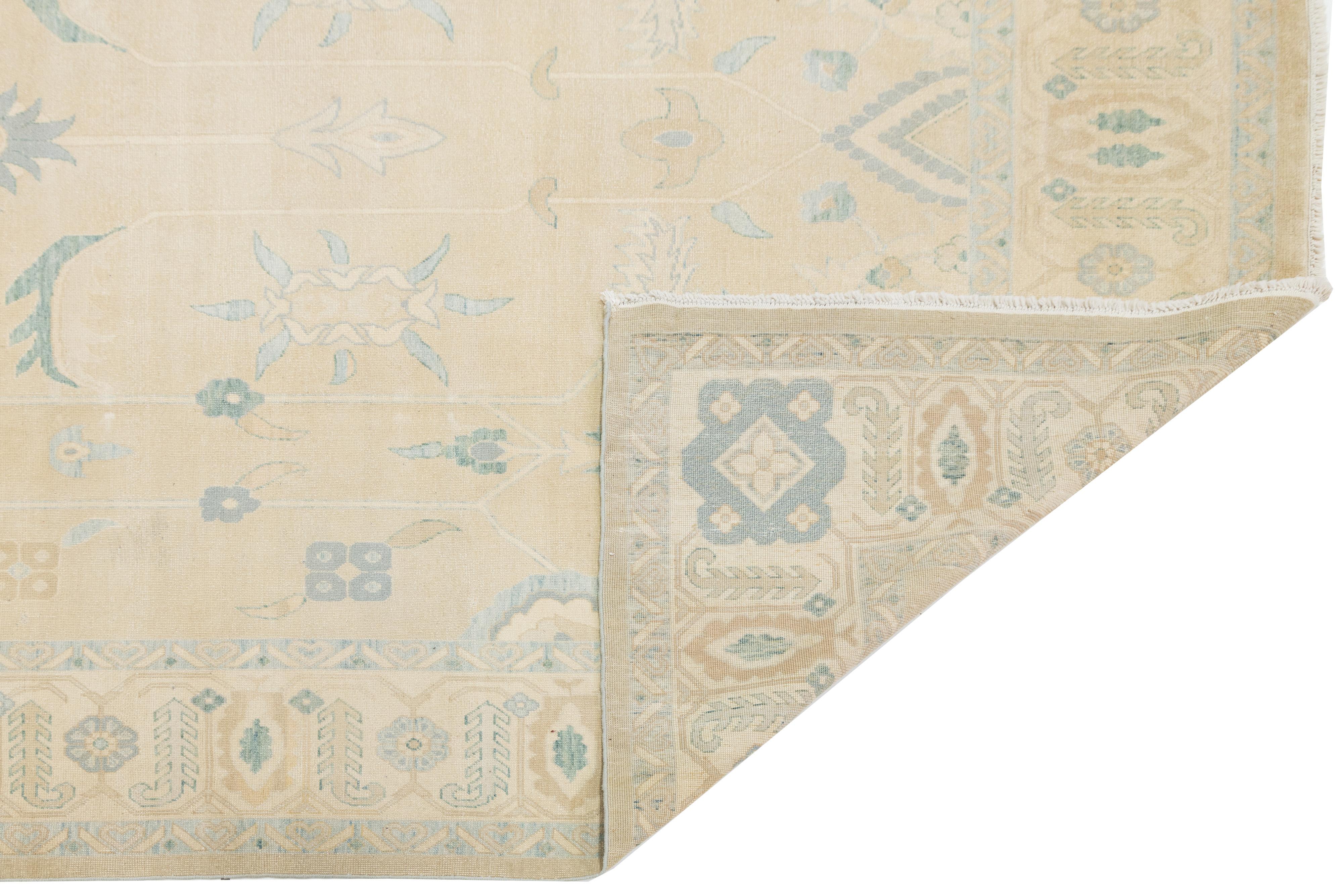 Egizio Tappeto moderno in lana Oushak annodato a mano di colore beige con disegno botanico in vendita