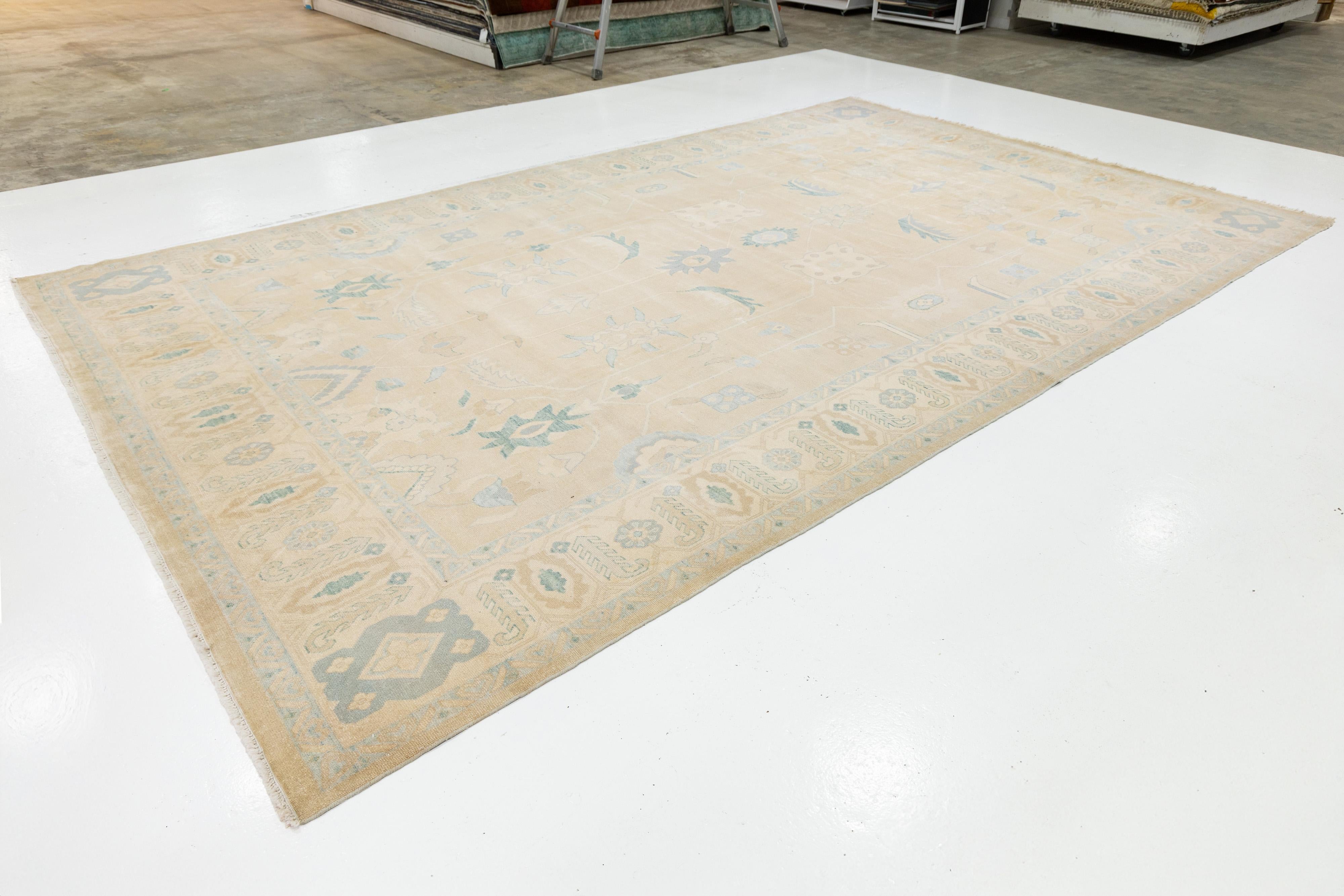 Annodato a mano Tappeto moderno in lana Oushak annodato a mano di colore beige con disegno botanico in vendita