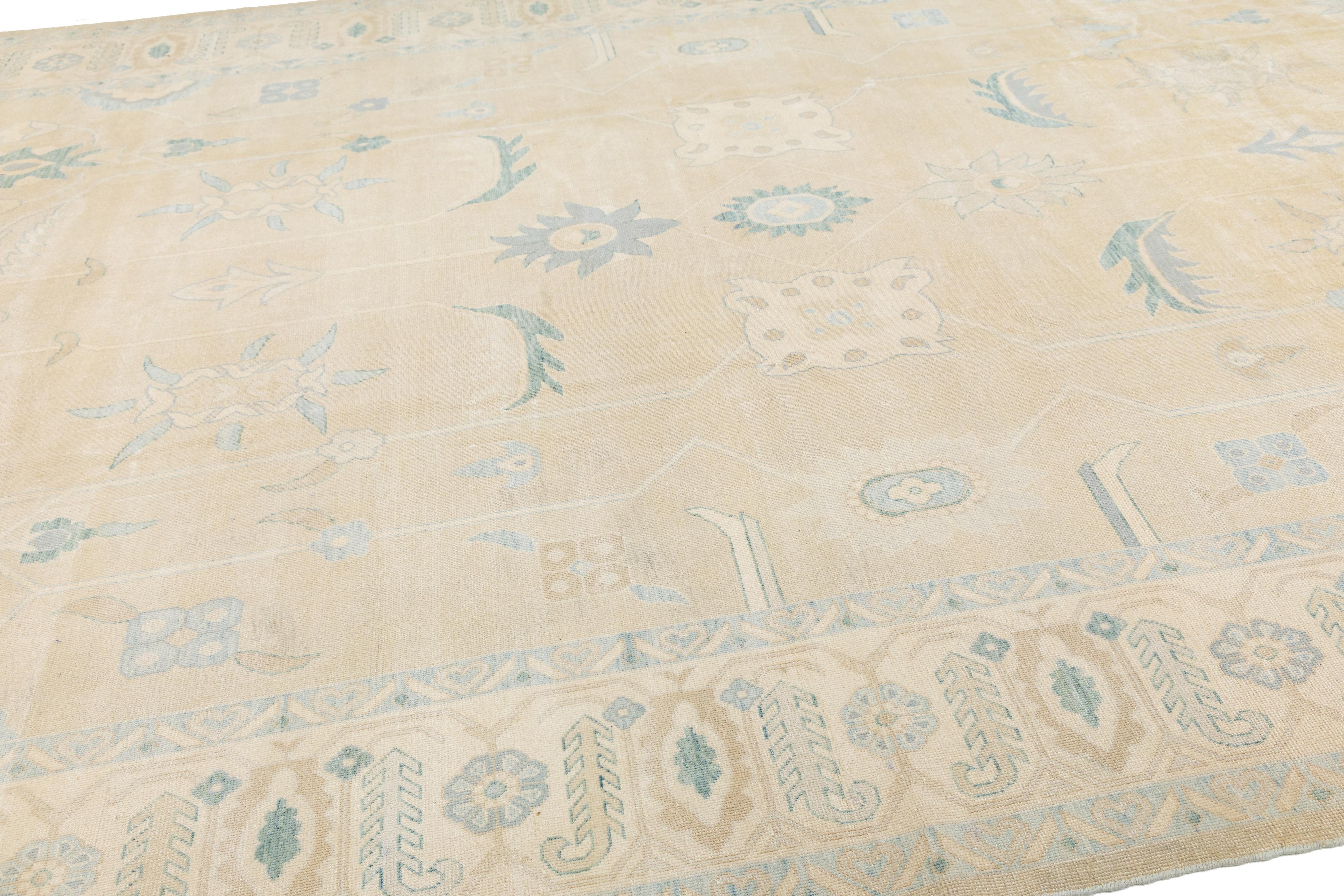 Tappeto moderno in lana Oushak annodato a mano di colore beige con disegno botanico In condizioni Nuovo in vendita a Norwalk, CT