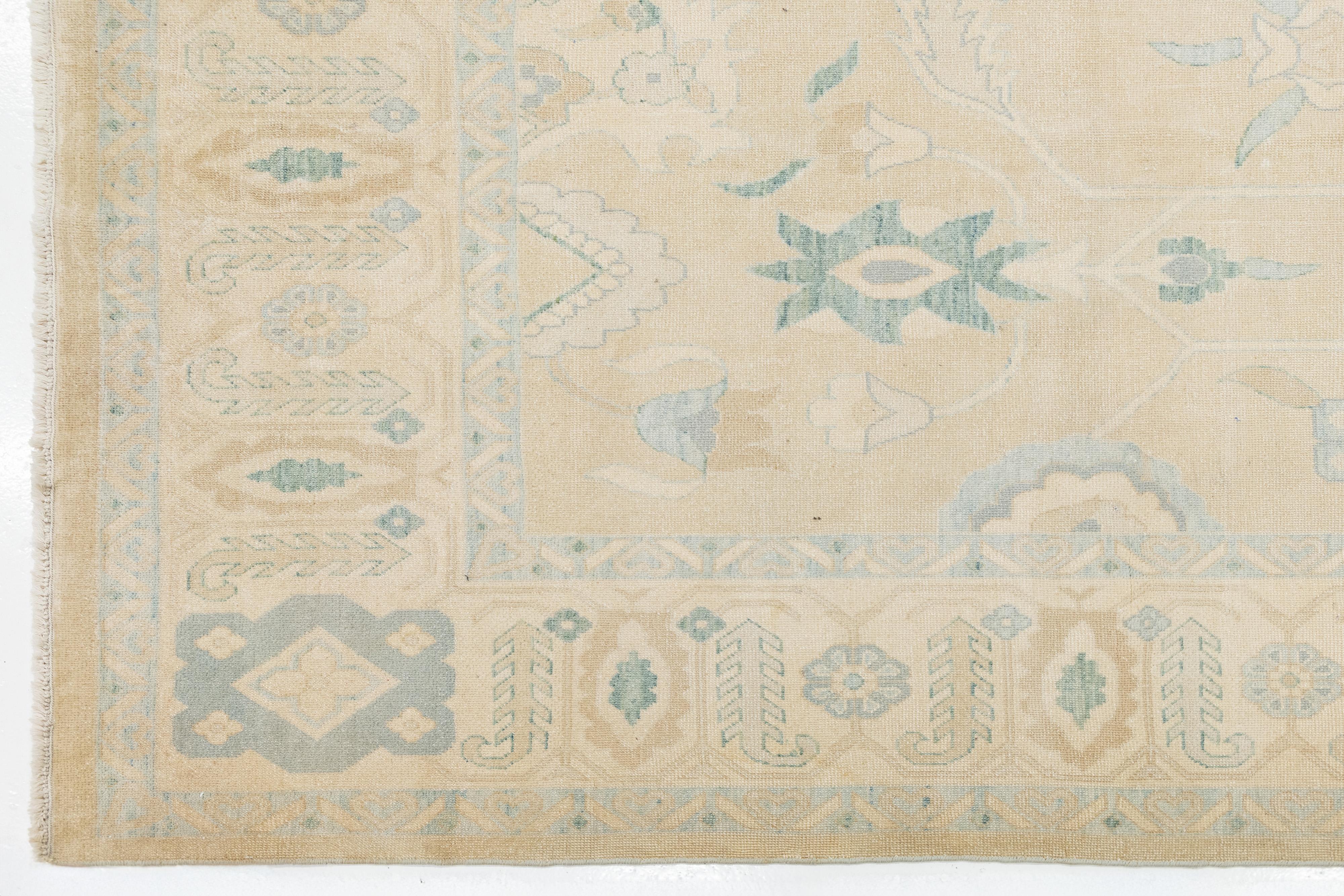 XXI secolo e contemporaneo Tappeto moderno in lana Oushak annodato a mano di colore beige con disegno botanico in vendita