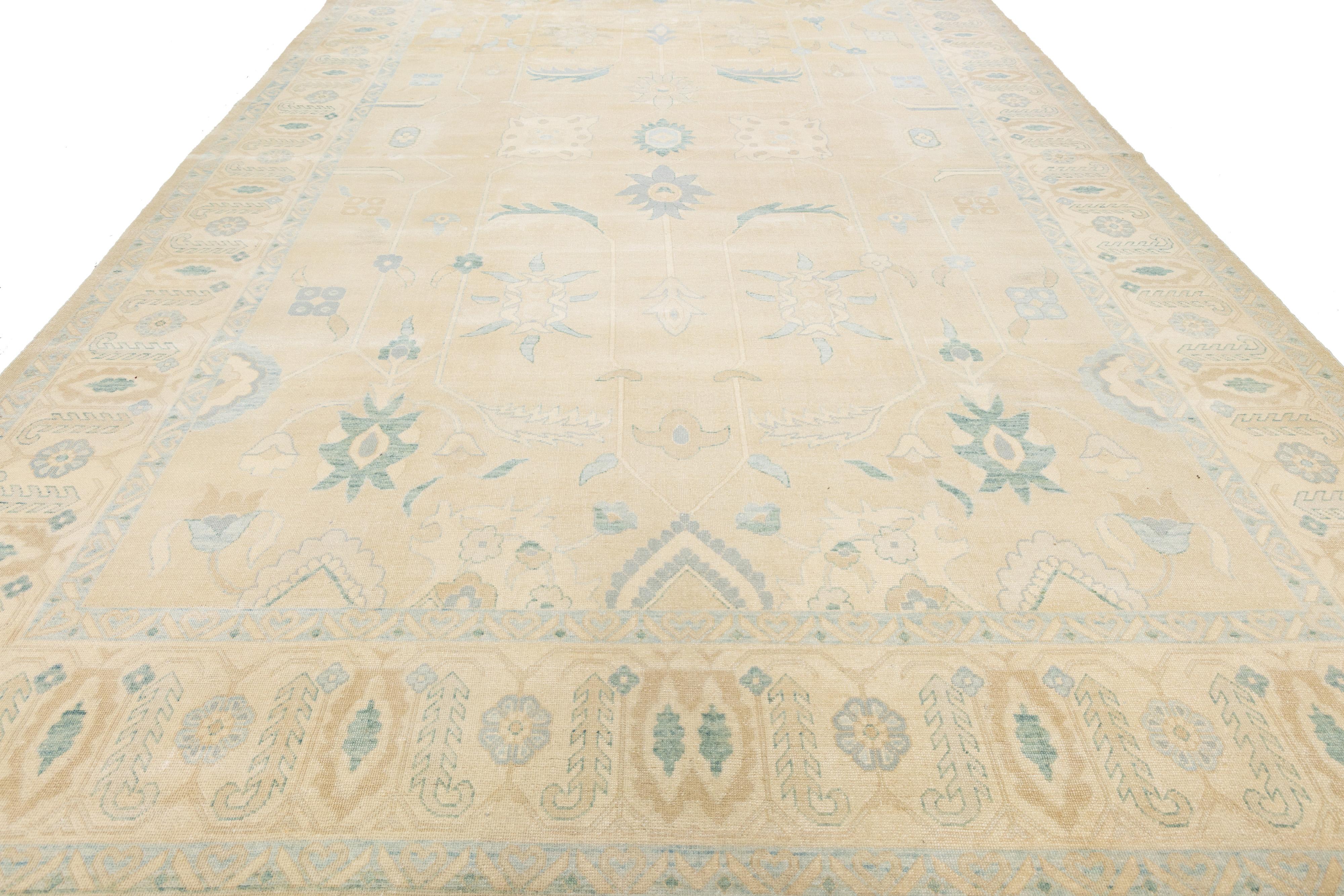 Lana Tappeto moderno in lana Oushak annodato a mano di colore beige con disegno botanico in vendita