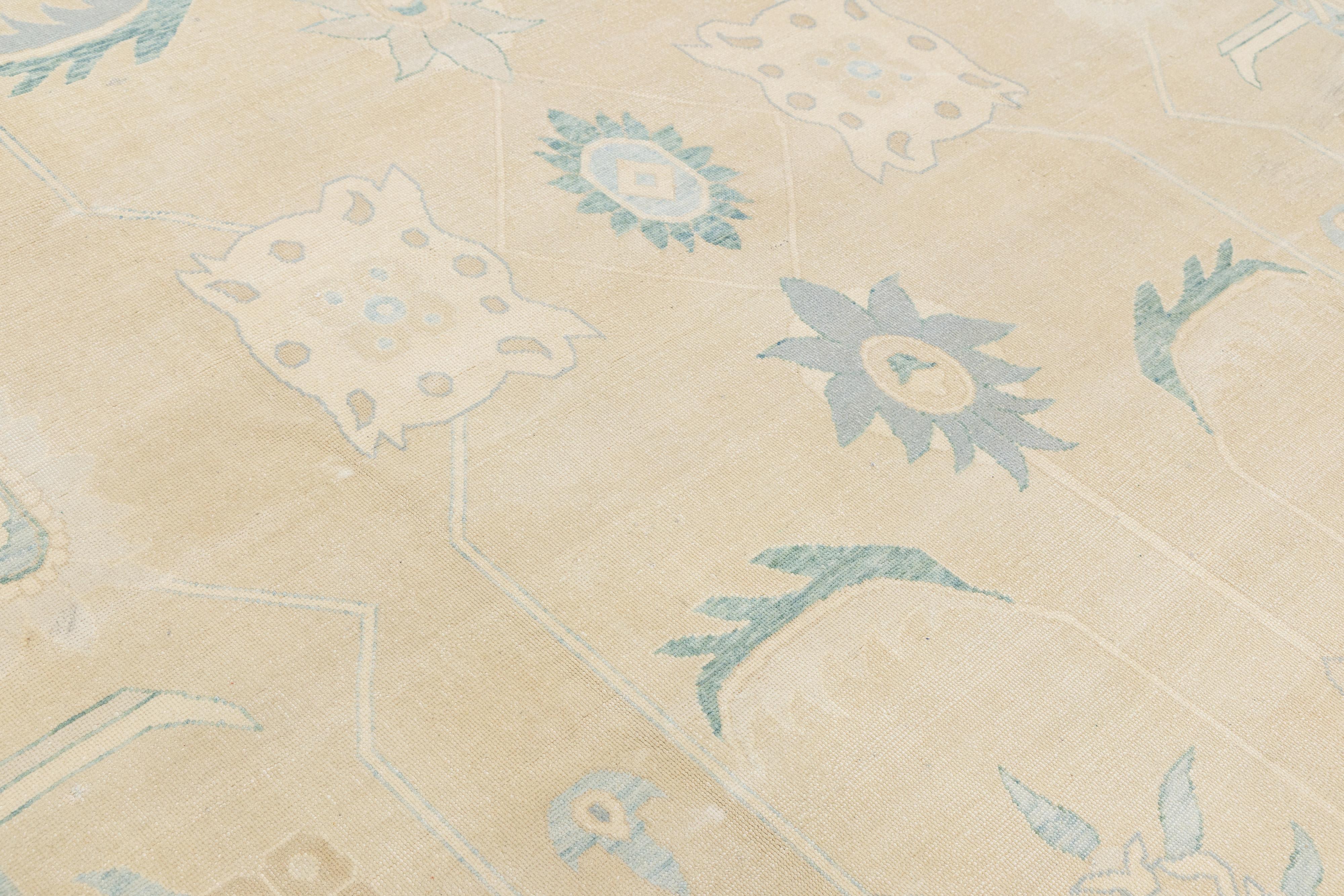 Tappeto moderno in lana Oushak annodato a mano di colore beige con disegno botanico in vendita 1