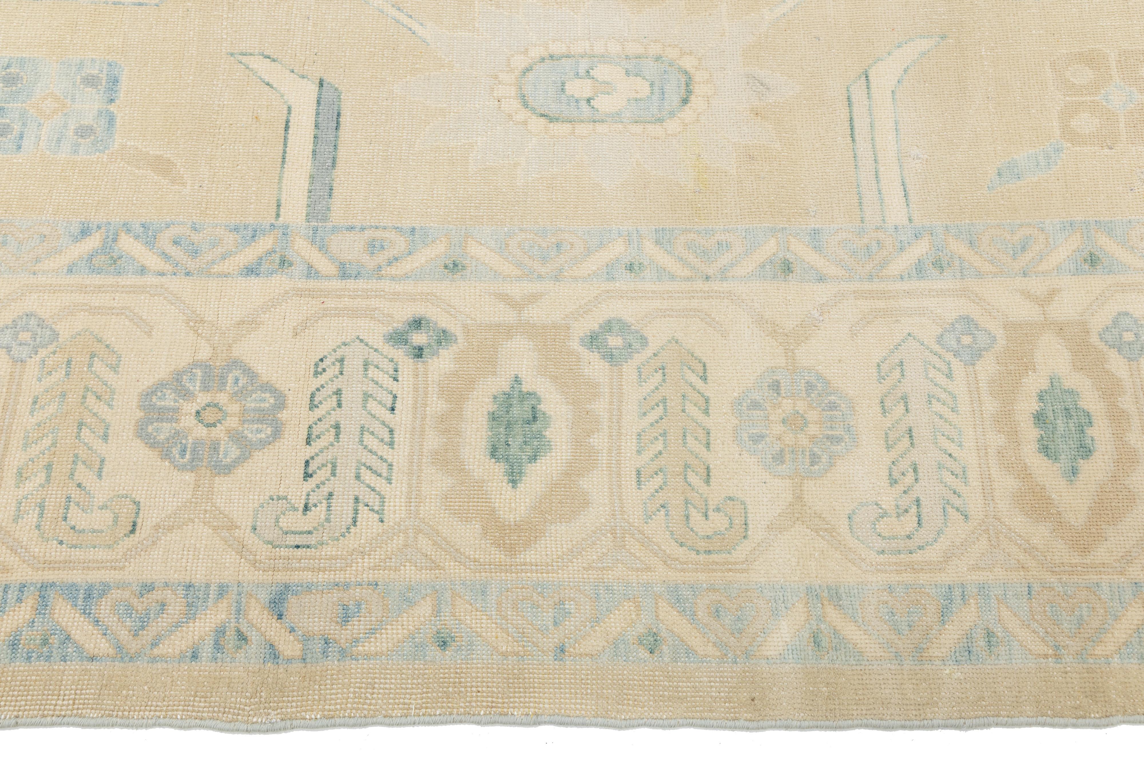 Tappeto moderno in lana Oushak annodato a mano di colore beige con disegno botanico in vendita 2