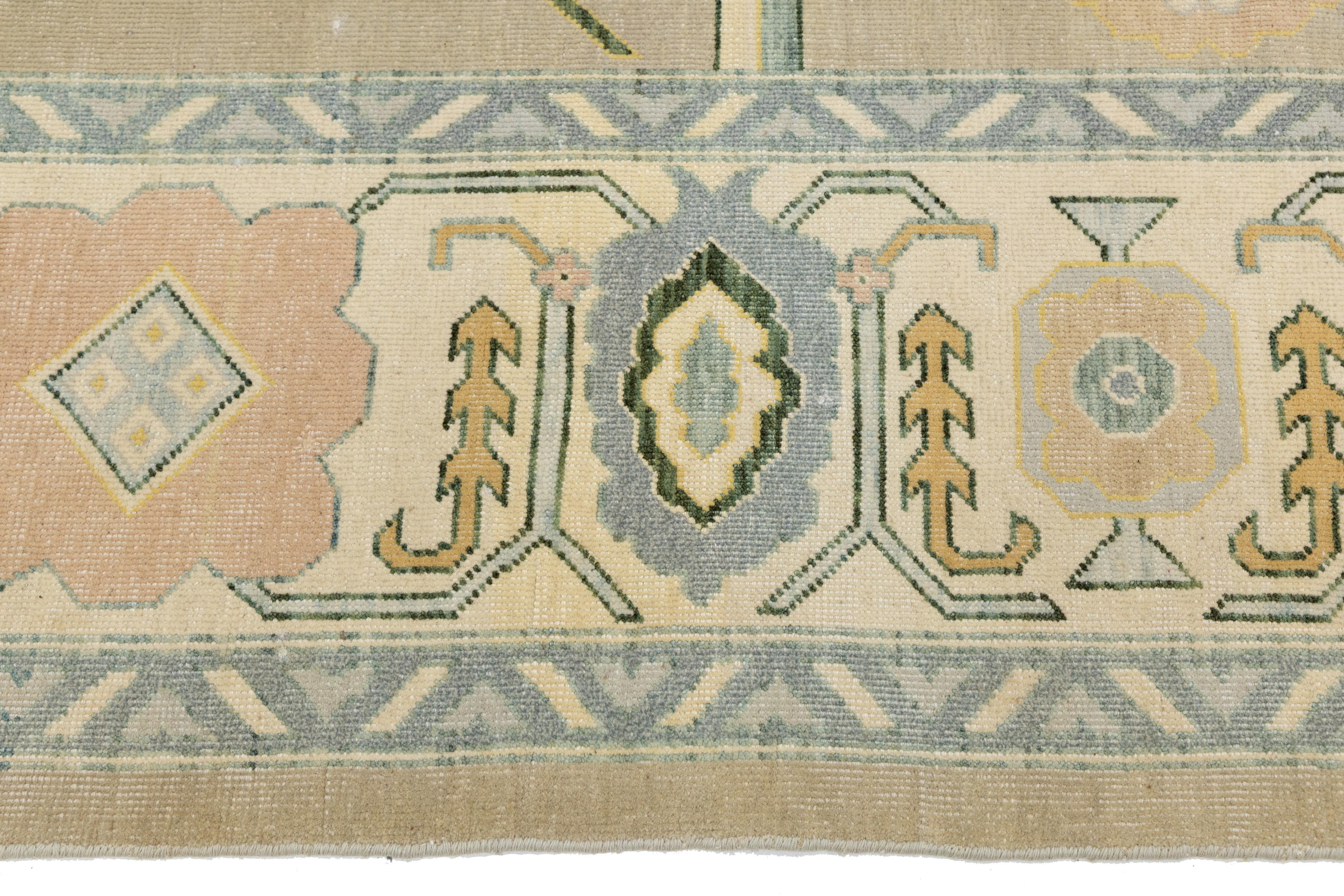 Tapis moderne en laine Oushak fait à la main dans des tons sourds avec des médaillons géométriques en vente 3