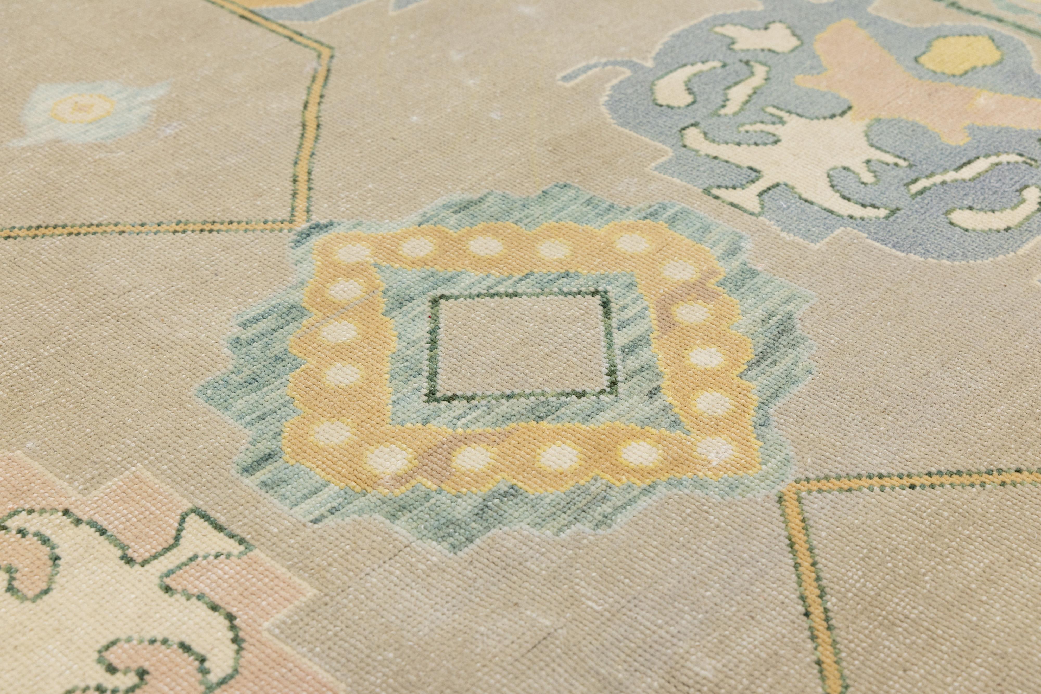 Tapis moderne en laine Oushak fait à la main dans des tons sourds avec des médaillons géométriques en vente 4