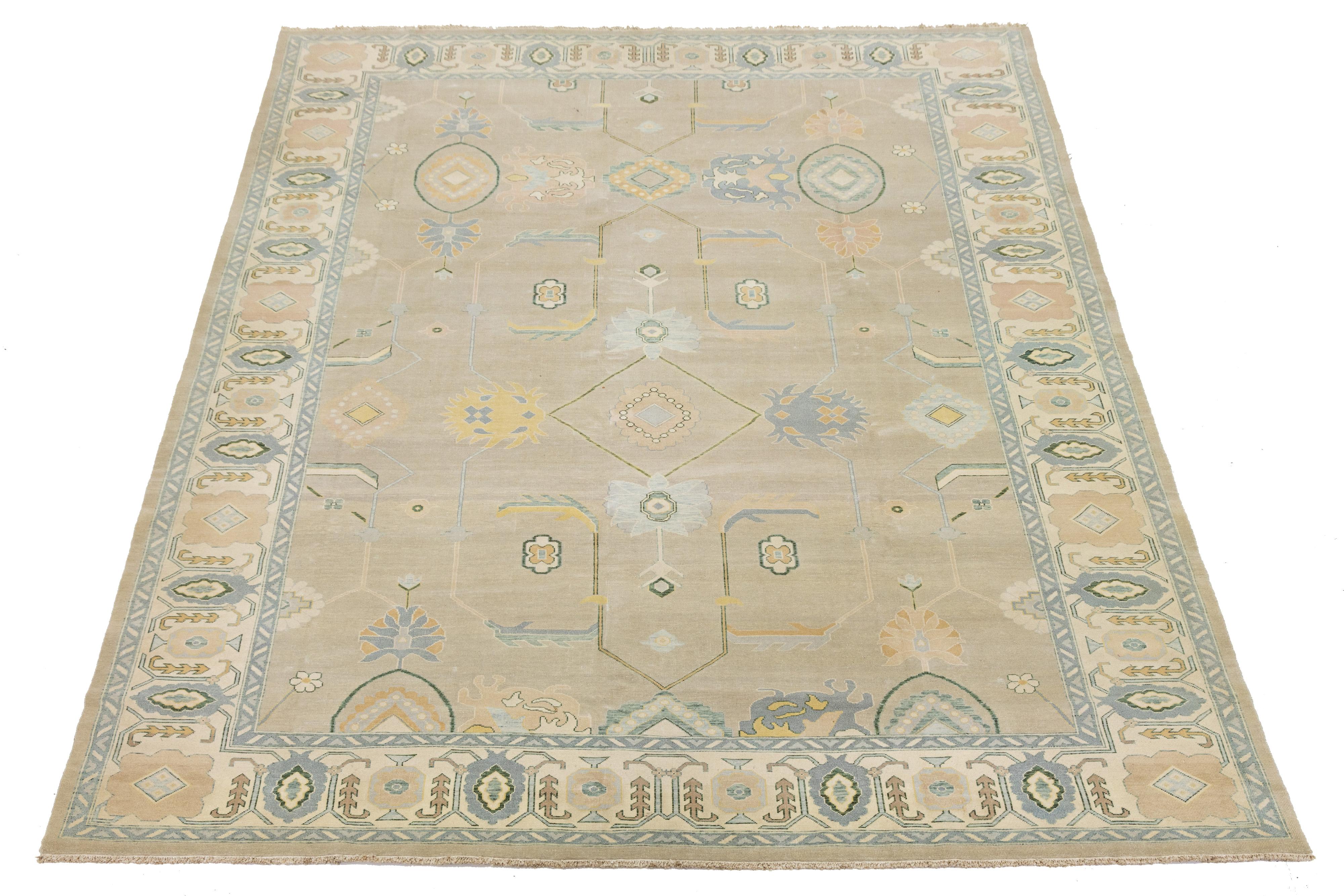 Mélange magistral d'héritage et de modernité, ce tapis égyptien Oushak présente un médaillon géométrique doucement estompé, réalisé en laine nouée à la main. Sa palette feutrée - beige, pêche, sauge et bleu pâle - évoque le charme antique de