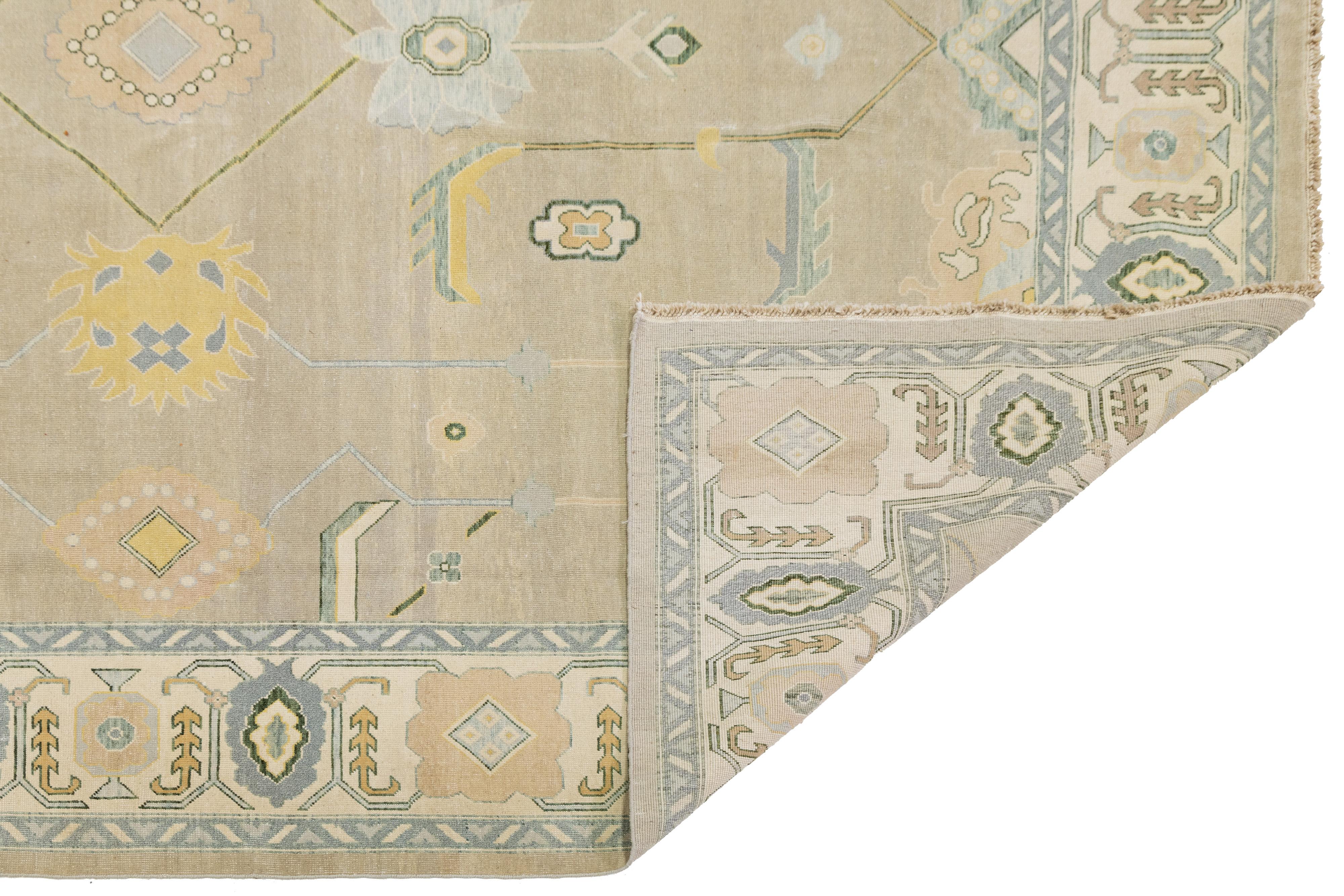 Égyptien Tapis moderne en laine Oushak fait à la main dans des tons sourds avec des médaillons géométriques en vente