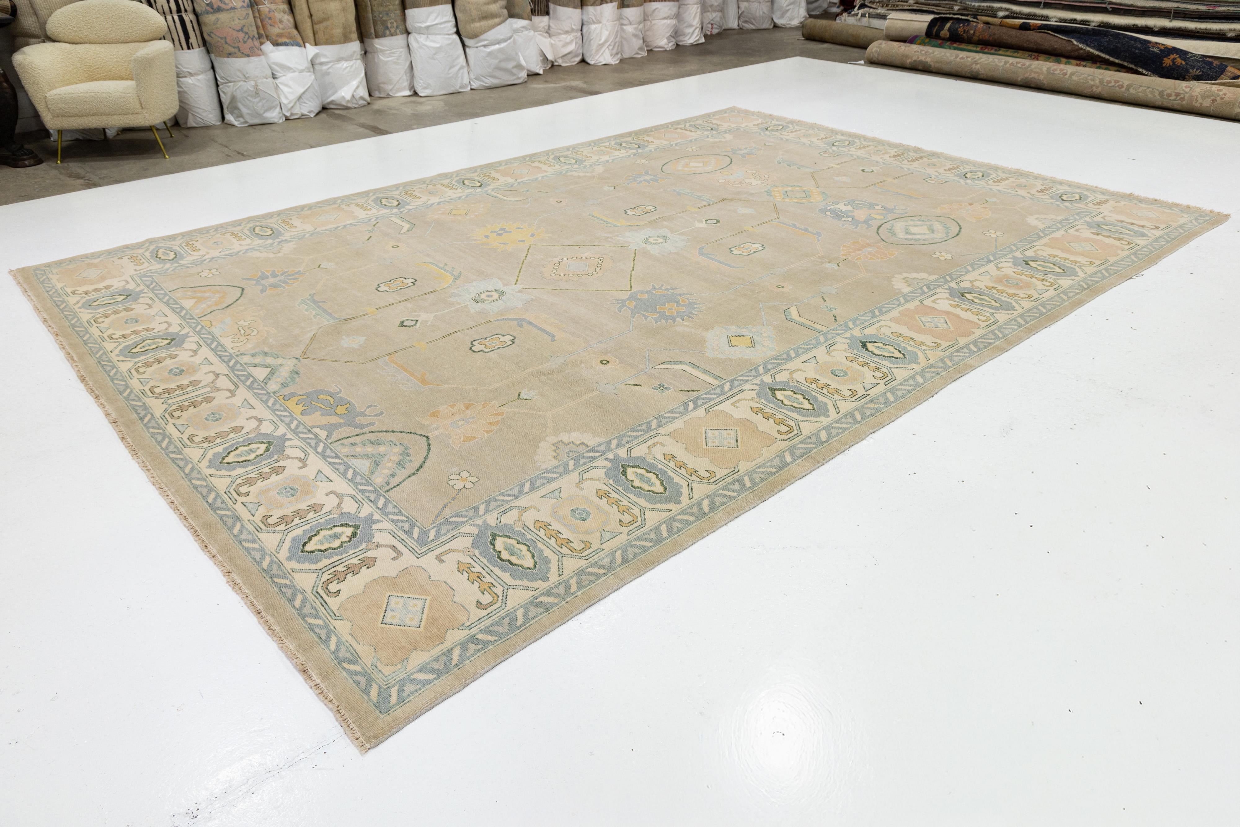 Noué à la main Tapis moderne en laine Oushak fait à la main dans des tons sourds avec des médaillons géométriques en vente