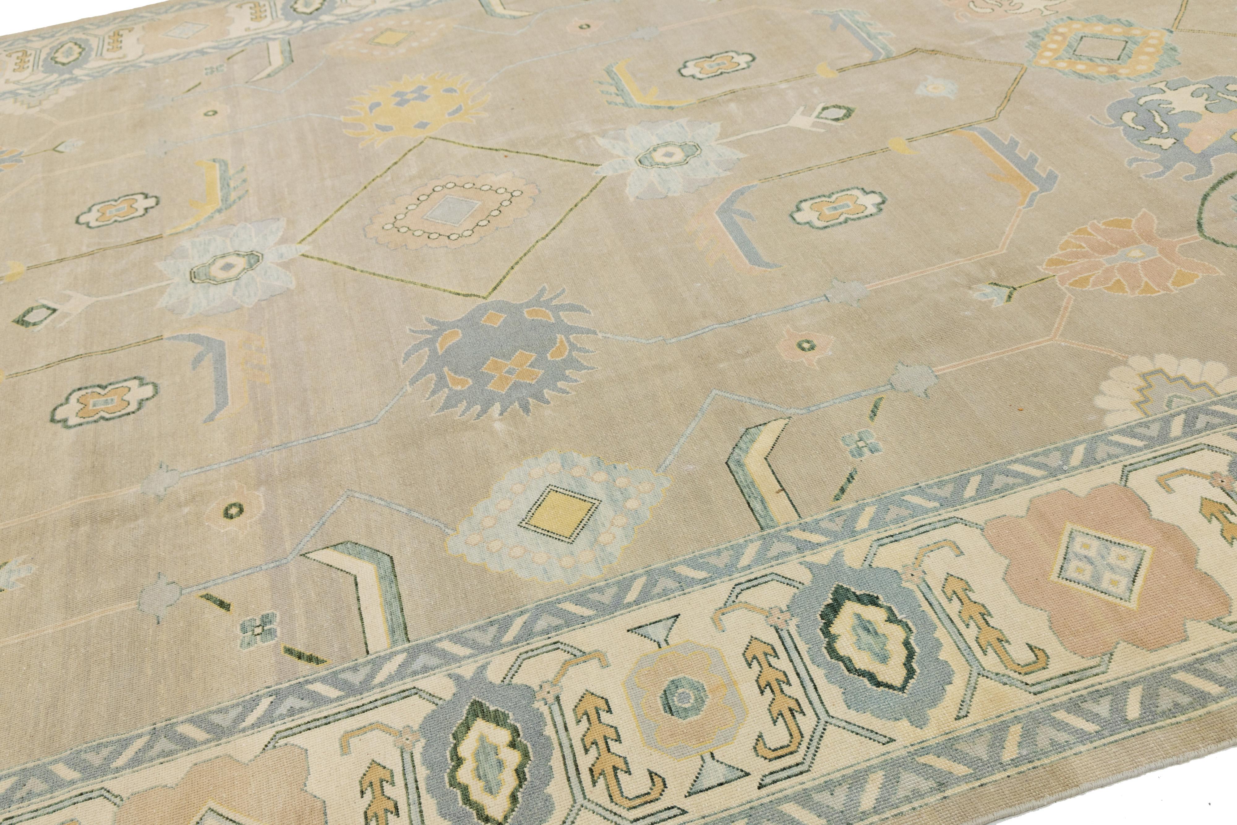 Tapis moderne en laine Oushak fait à la main dans des tons sourds avec des médaillons géométriques Neuf - En vente à Norwalk, CT