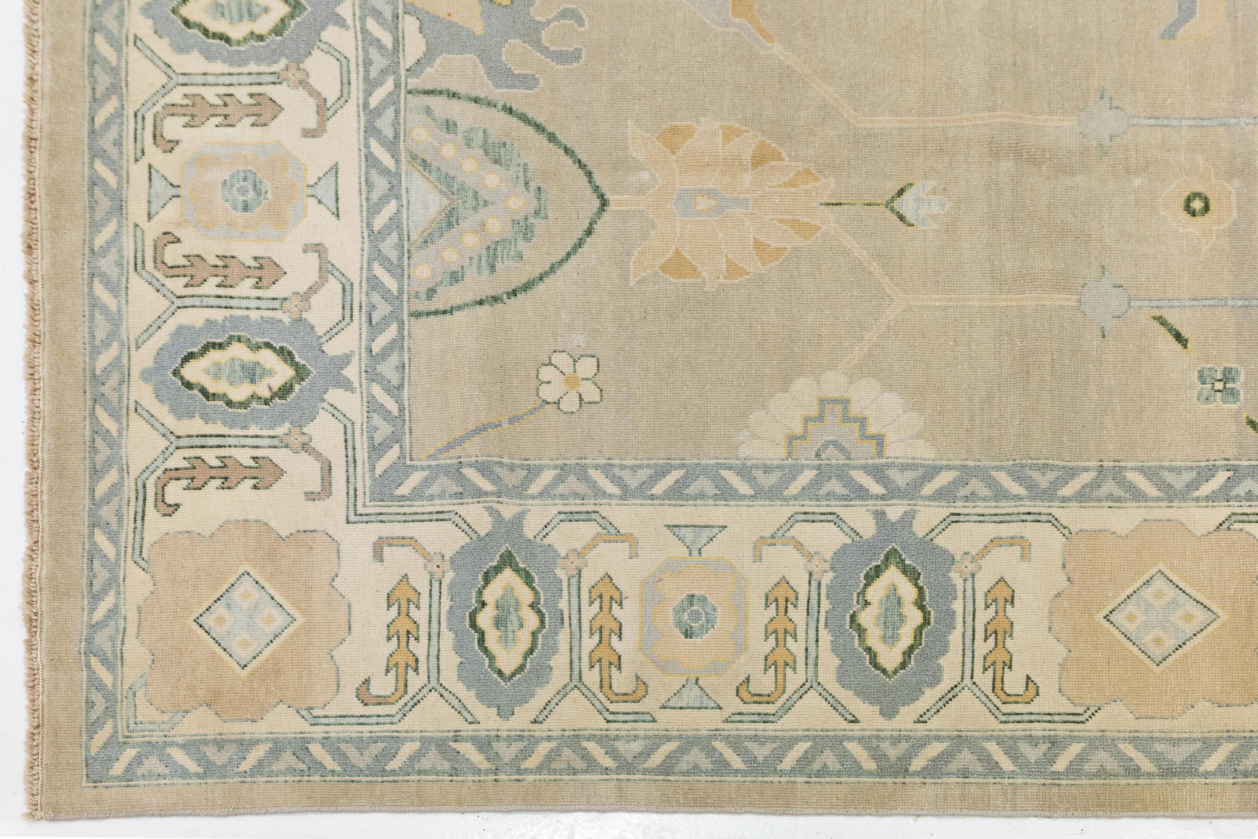 XXIe siècle et contemporain Tapis moderne en laine Oushak fait à la main dans des tons sourds avec des médaillons géométriques en vente