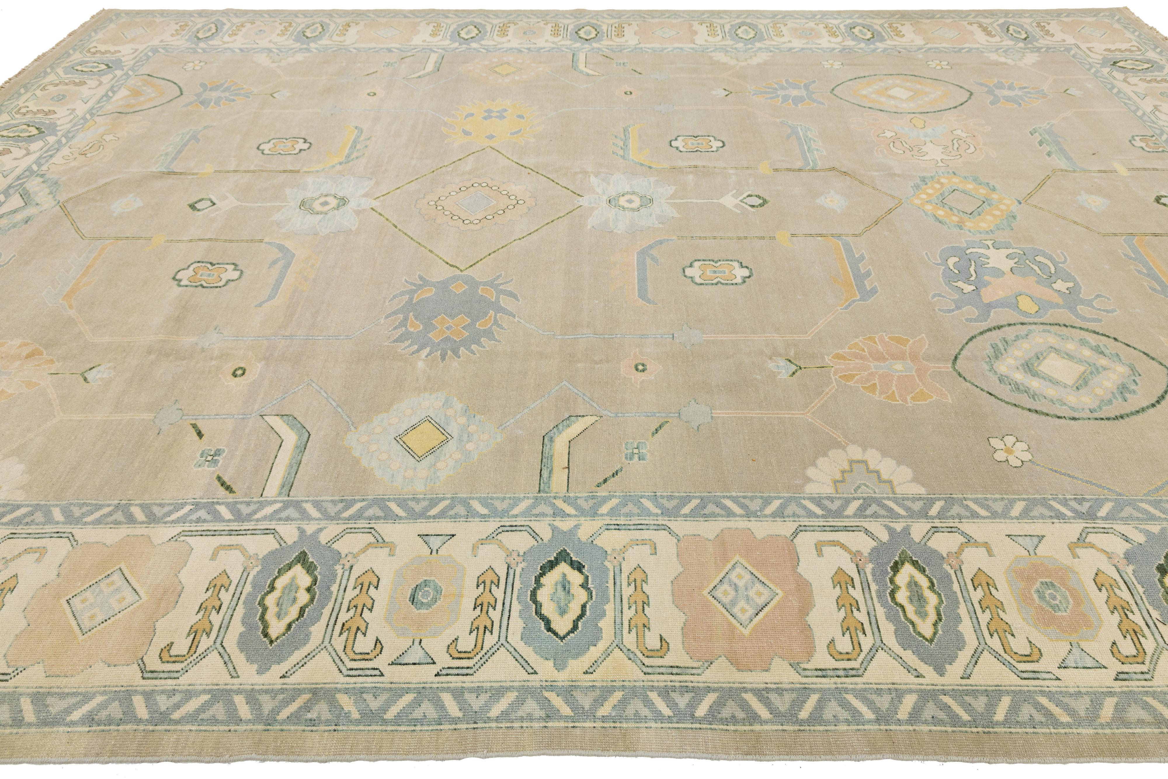 Laine Tapis moderne en laine Oushak fait à la main dans des tons sourds avec des médaillons géométriques en vente