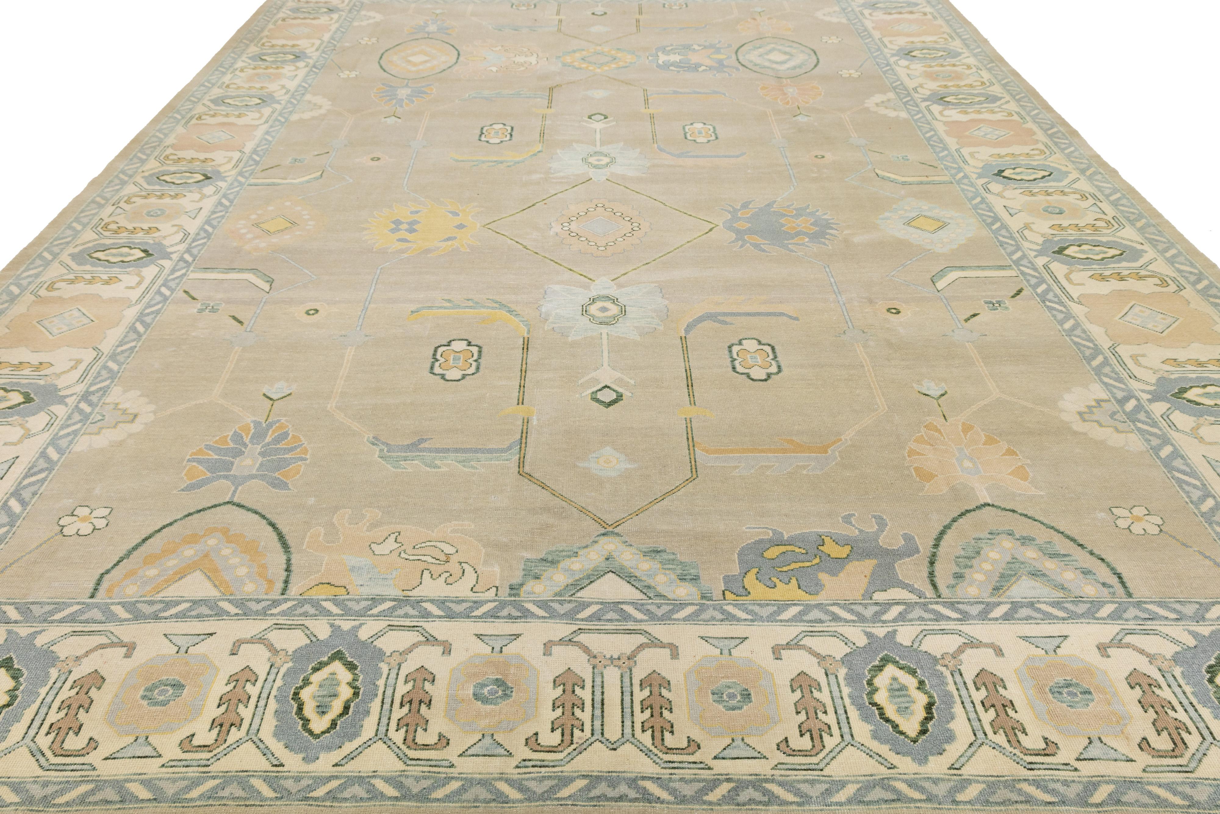 Tapis moderne en laine Oushak fait à la main dans des tons sourds avec des médaillons géométriques en vente 1