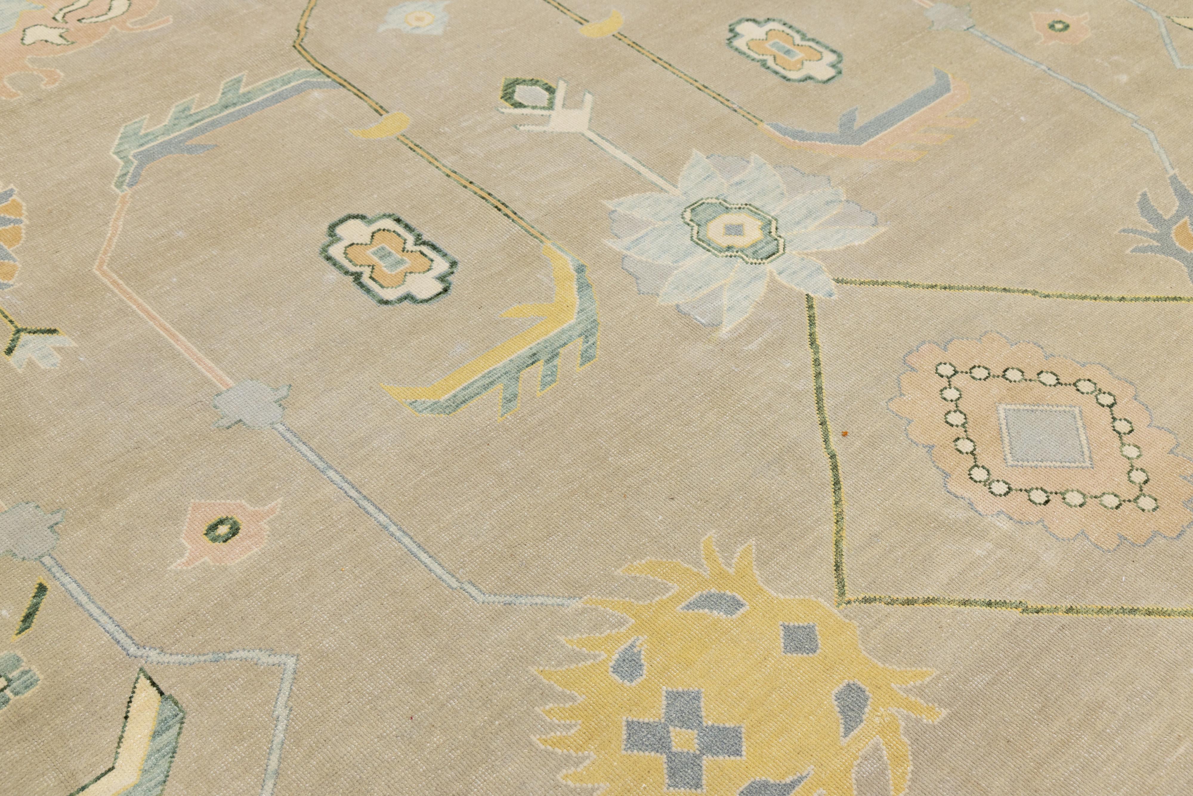 Tapis moderne en laine Oushak fait à la main dans des tons sourds avec des médaillons géométriques en vente 2