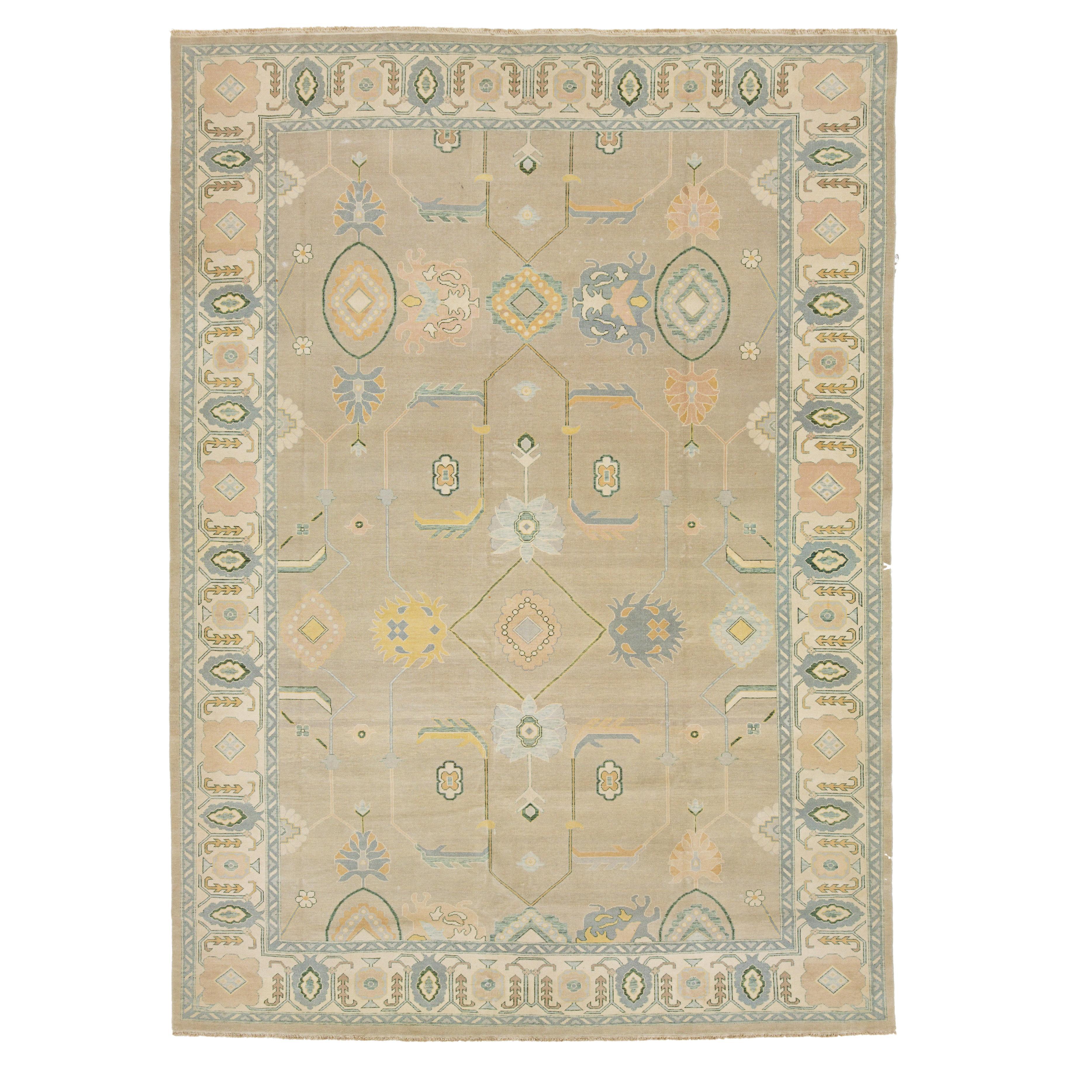 Tapis moderne en laine Oushak fait à la main dans des tons sourds avec des médaillons géométriques en vente