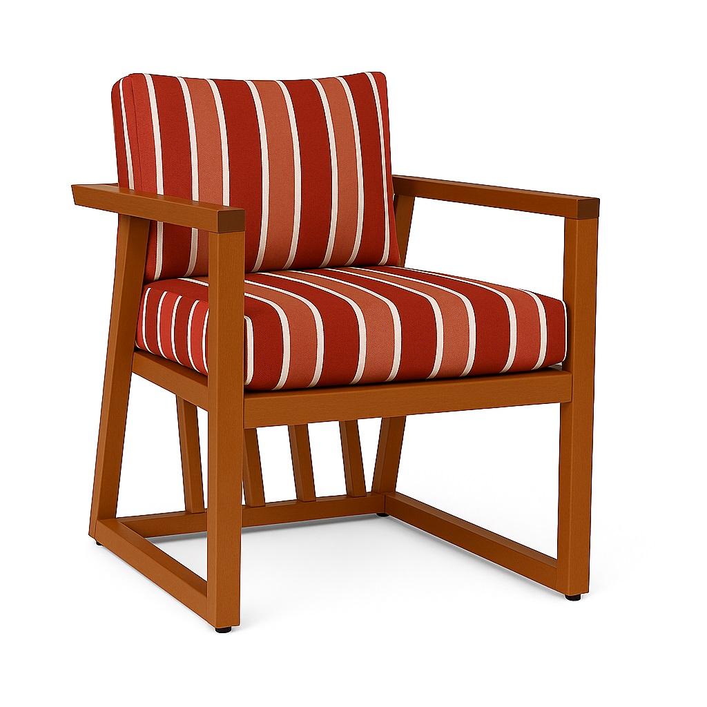 Se trata de un sillón de exterior, fabricado con madera de iroko, por su tono cálido y marrón medio. La silla presenta un diseño moderno y rectilíneo de líneas limpias. El armazón consiste en tablones gruesos y planos de madera que forman el